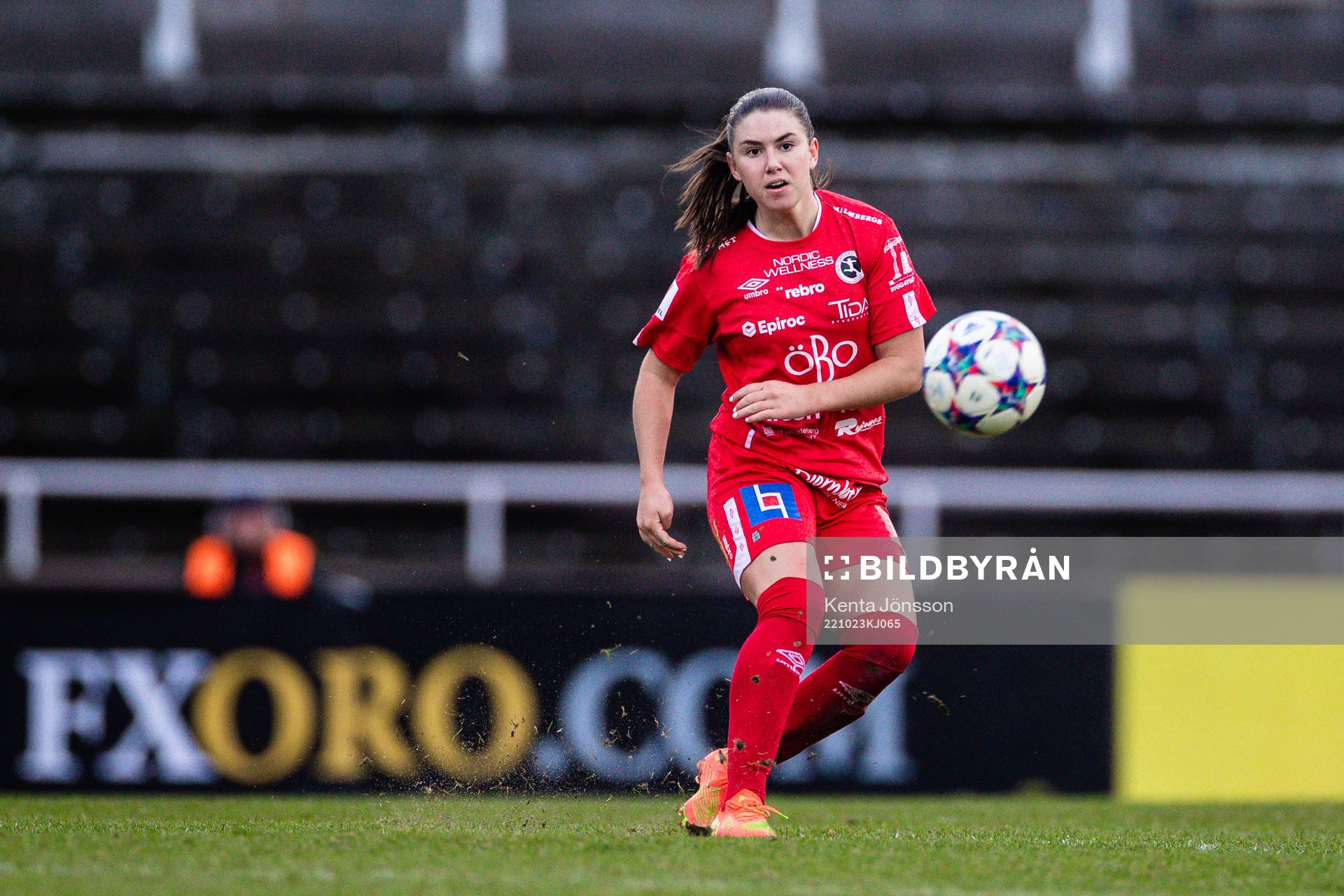 Örebros Emilia Pelgander under fotbollsmatchen i Damallsvenskan mellan Djurgården och Örebro den 23 oktober 2022 i Stockholm. 