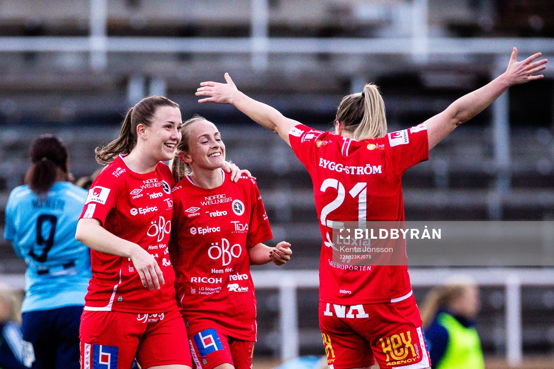 Örebros Maja Regnås Valcic, Michaela Kovacs och Berglind Ros Augustdottir jublar efter fotbollsmatchen i Damallsvenskan mellan Djurgården och Örebro den 23 oktober 2022 i Stockholm. 