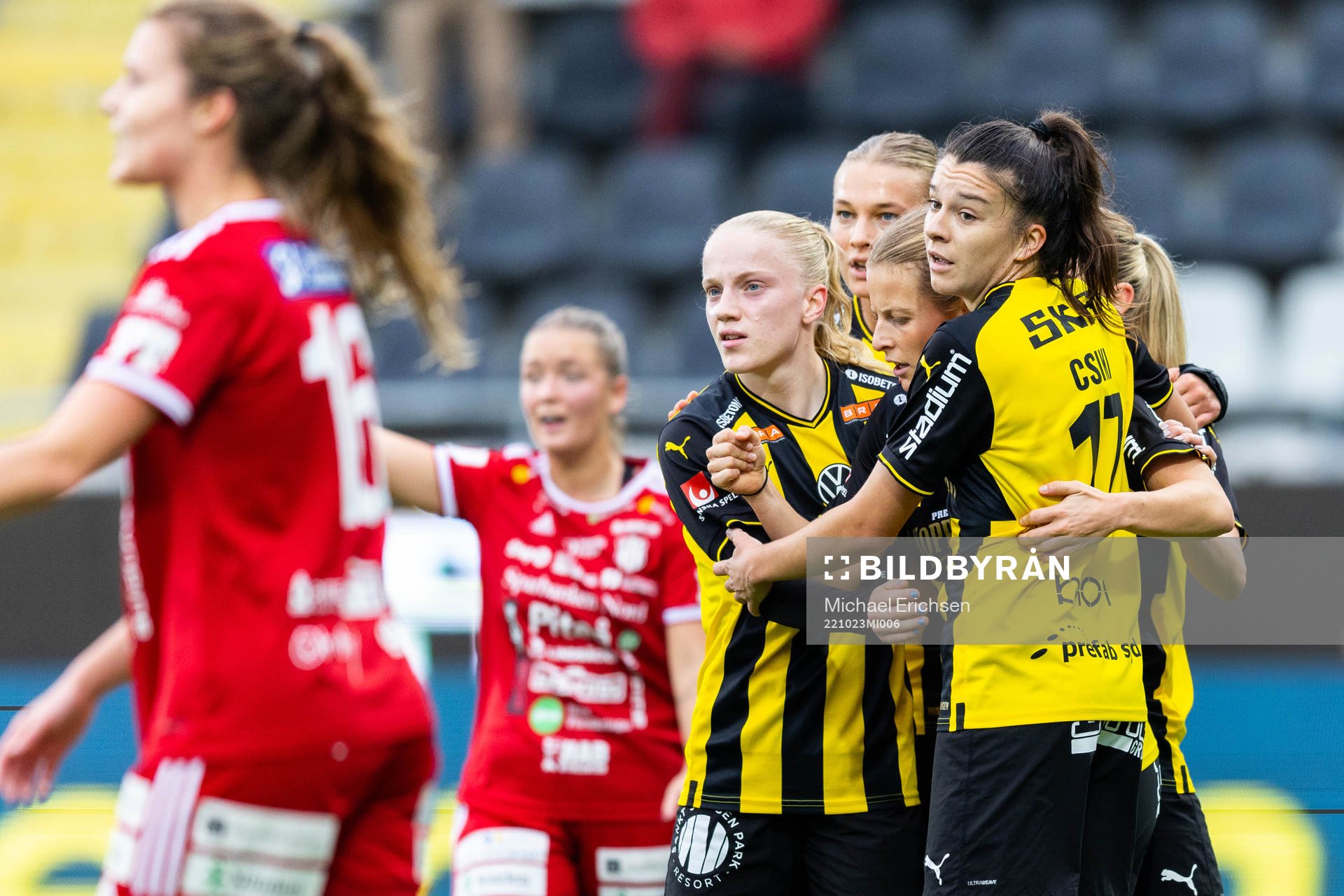 Häckens Anna Julia Csiki jublar med lagkamrater