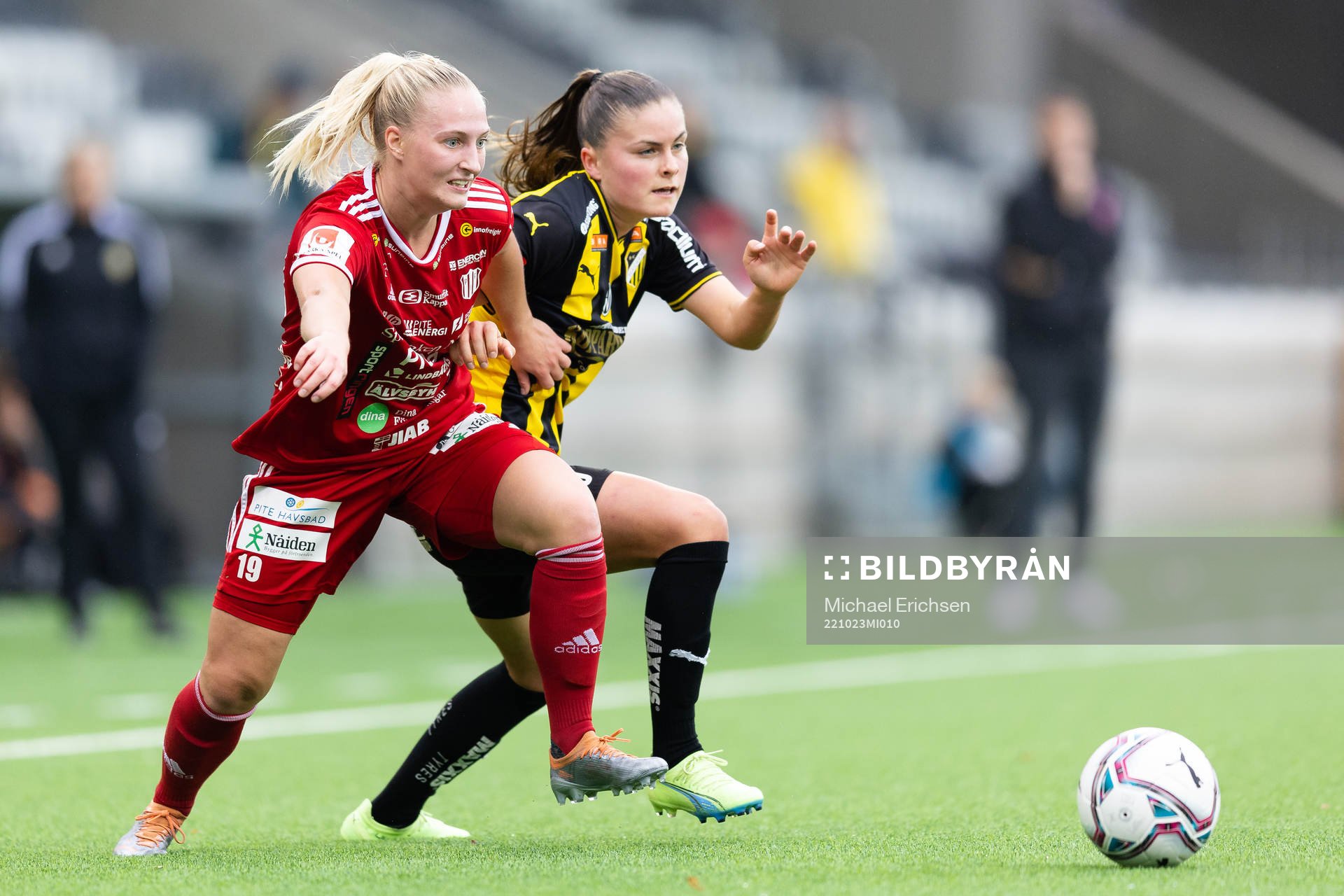 Piteås Emma Viklund och Häckens Hanna Wijk under fotbollsmatchen i Damallsvenskan mellan Häcken och Piteå den 23 oktober 2022 i Göteborg.