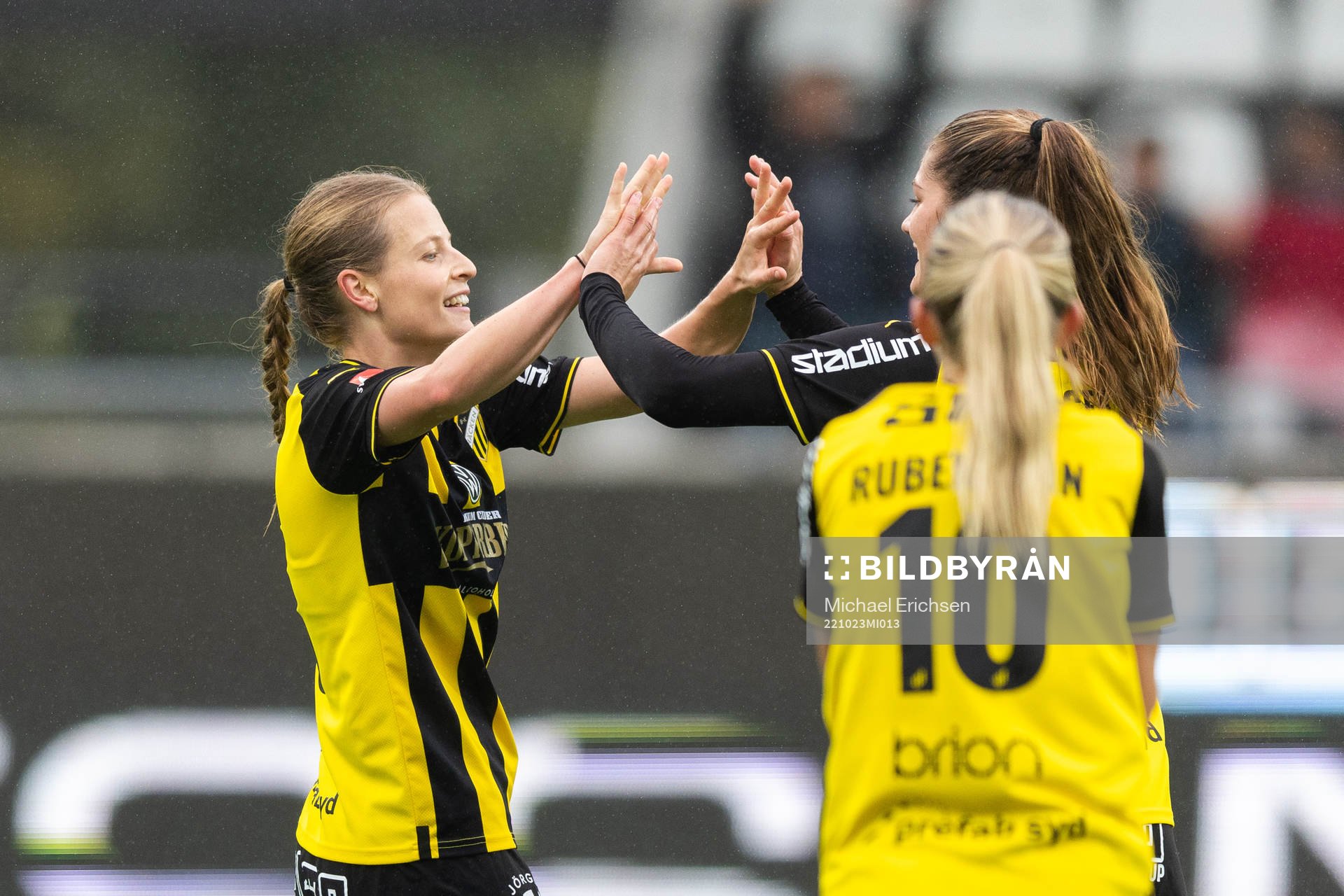 Häckens Anna Anvegård jublar med lagkamrater