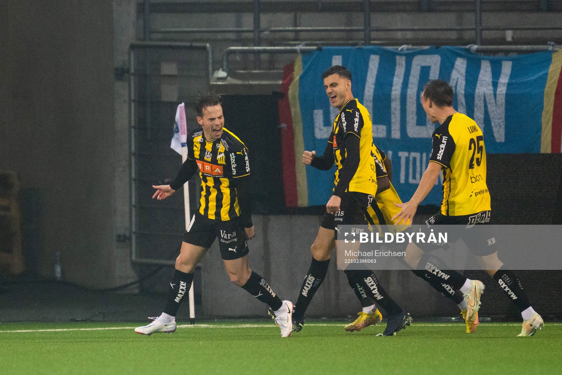 Häckens Lars Olden Larsen jublar med lagkamrater