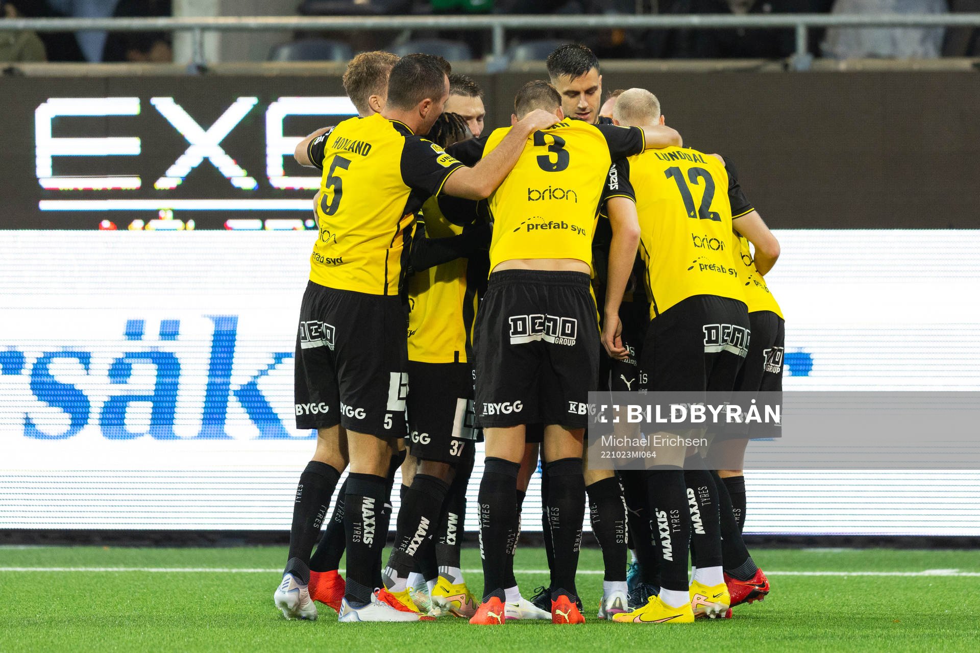 Häckens Lars Olden Larsen jublar med lagkamrater