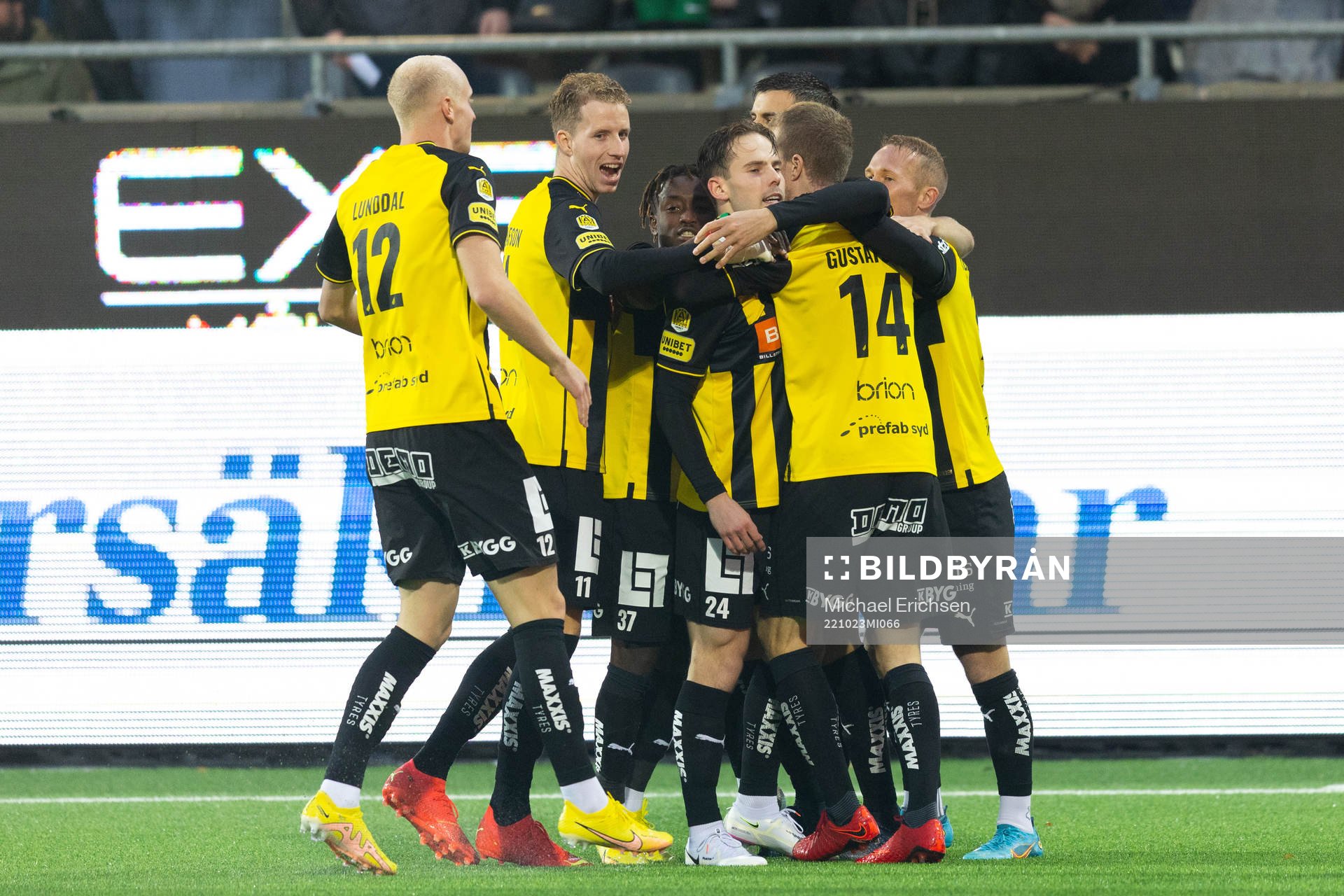 Häckens Lars Olden Larsen jublar med lagkamrater