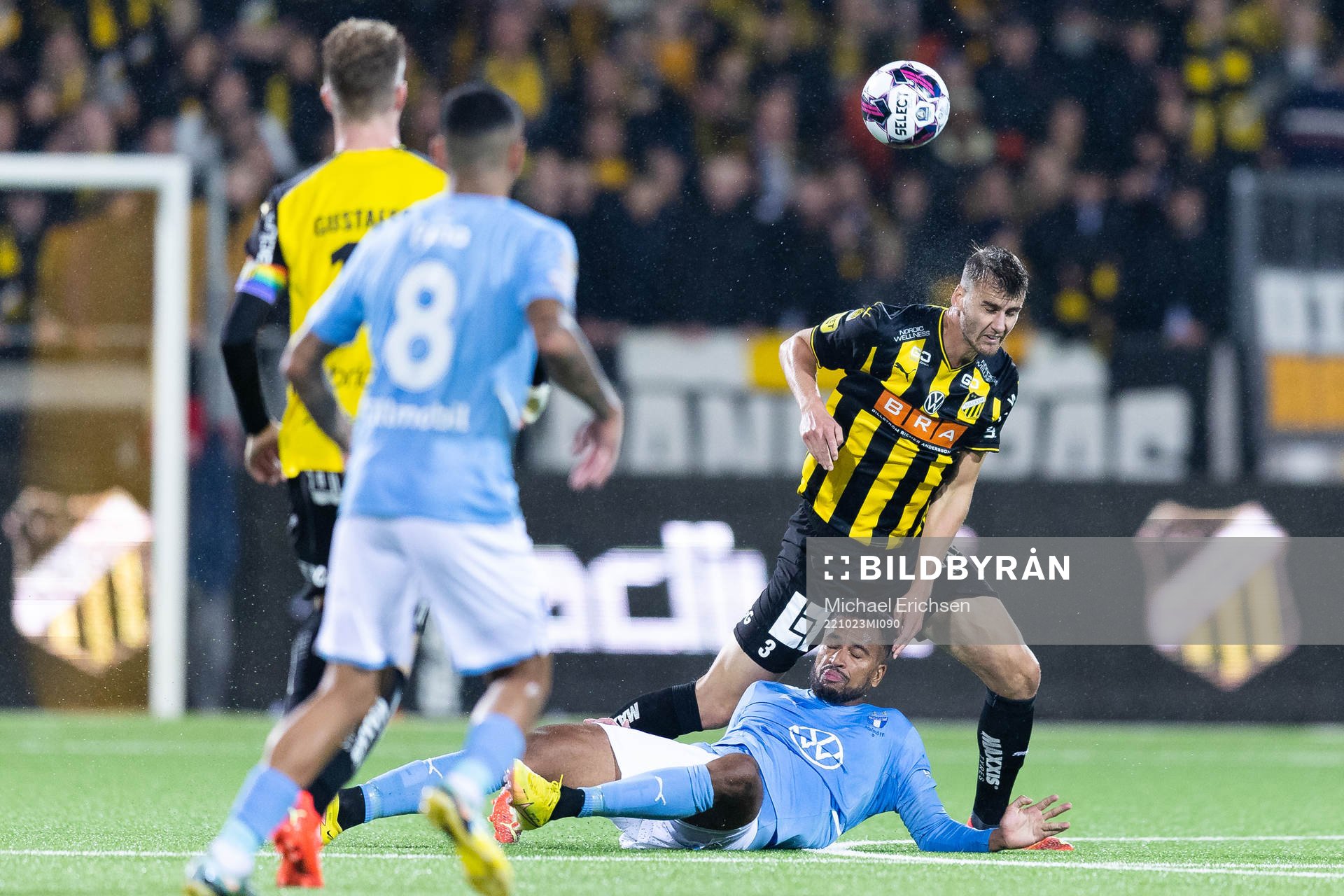 Malmö FFs Isaac Kiese Thelin och Häckens Johan Hammar