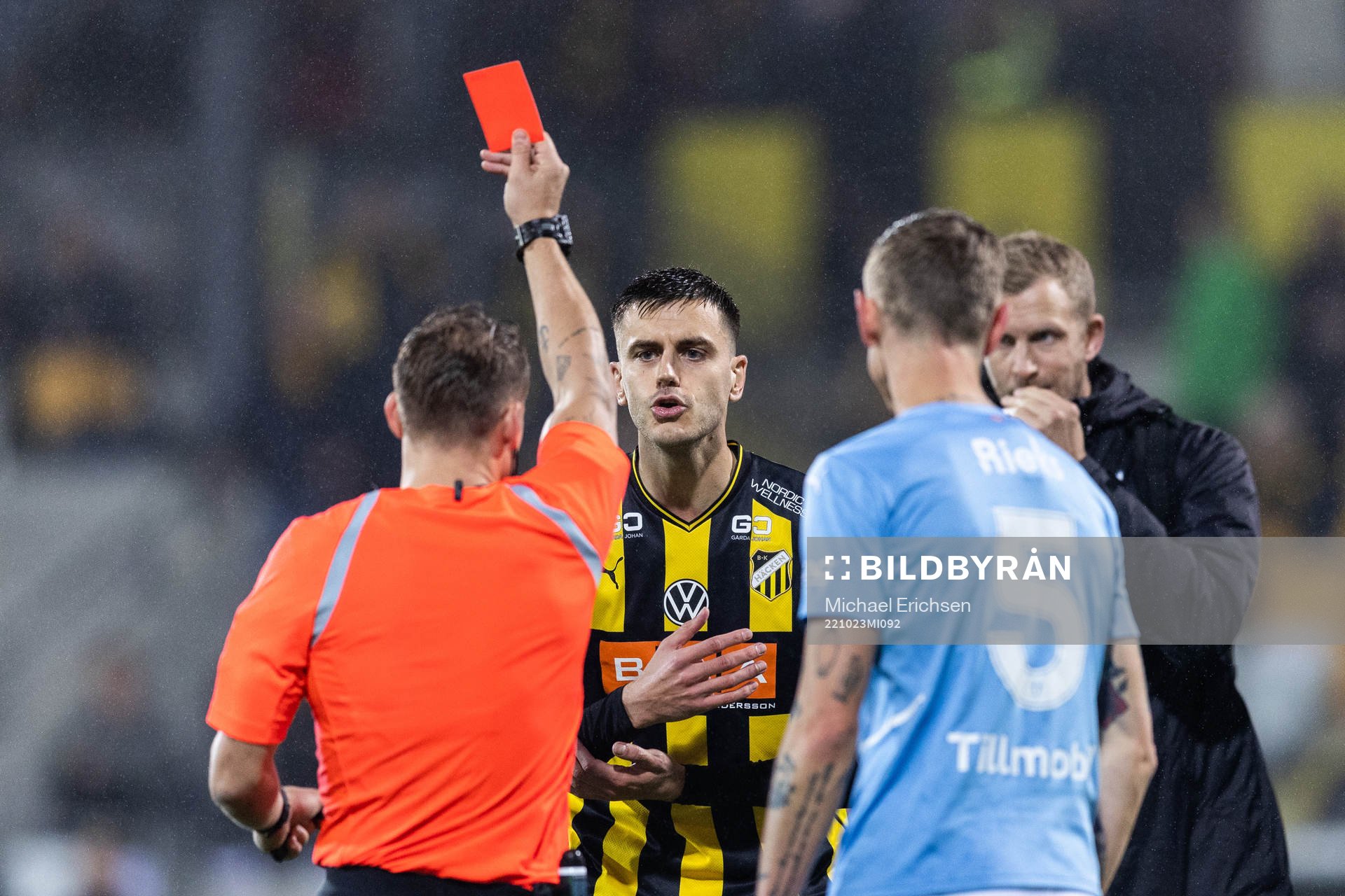 Häckens Alexander Jeremejeff får rött kort