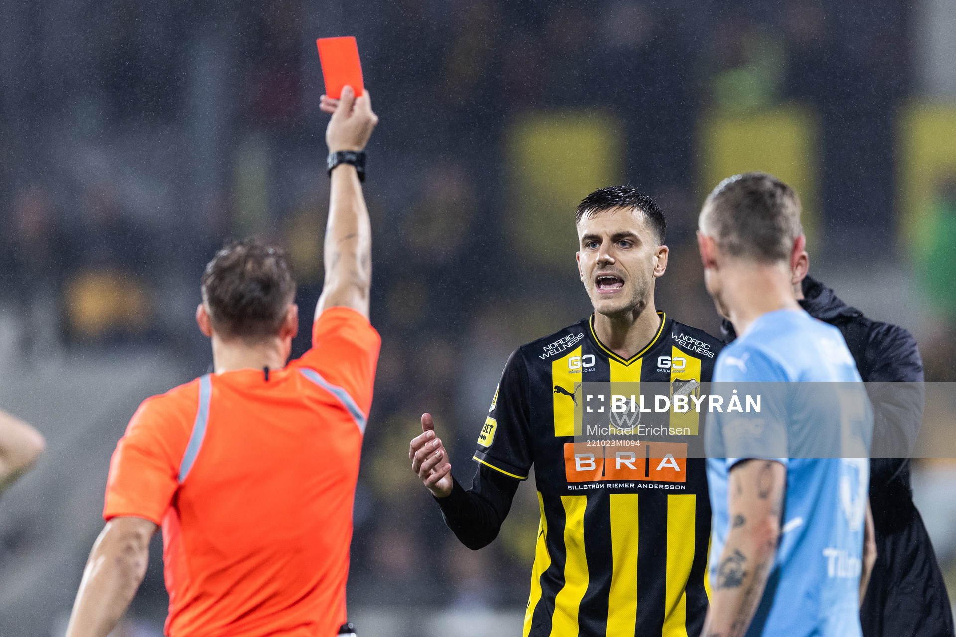 Domare Kristoffer Karlsson delar ut ett rött kort till