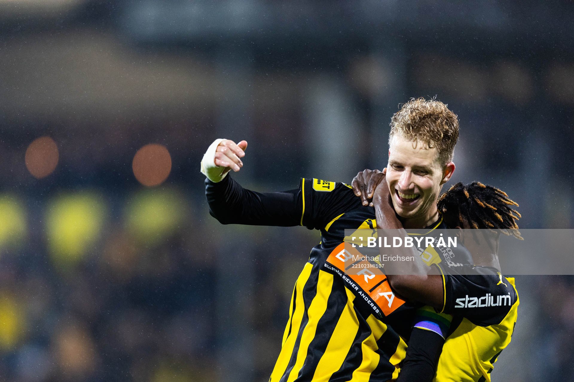 Häckens Samuel Gustafson och Ibrahim Sadiq jublar