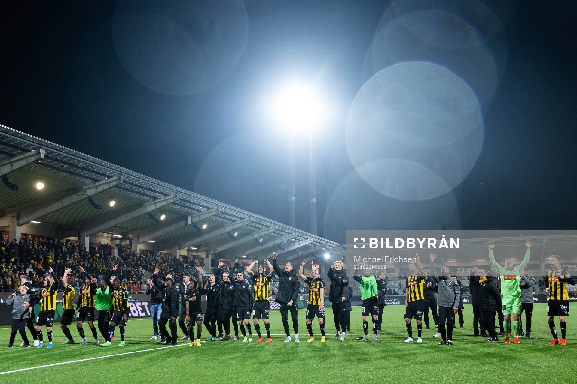 Häckens spelare jublar