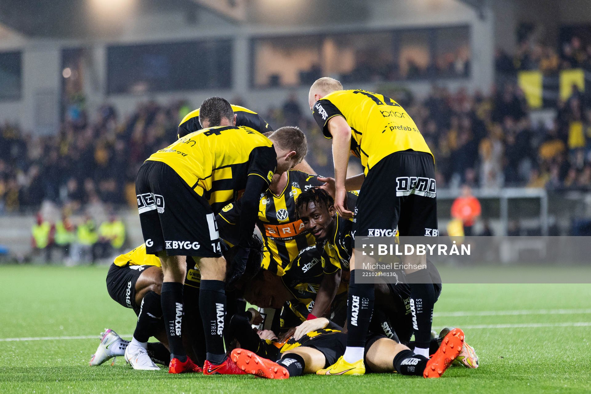 Häckens Simon Gustafson jublar med lagkamrater