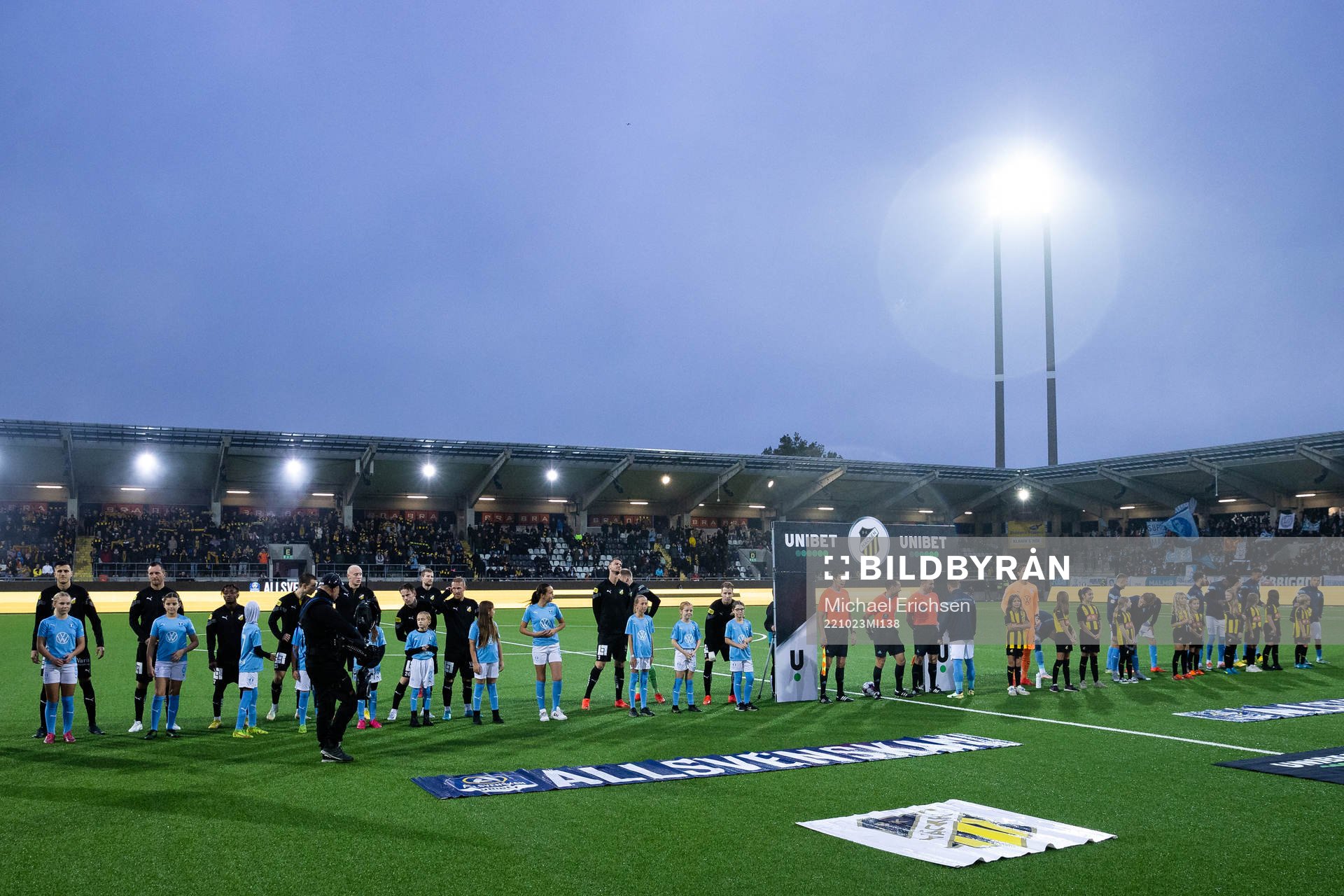 Line up innan fotbollsmatchen i Allsvenskan mellan Häcken