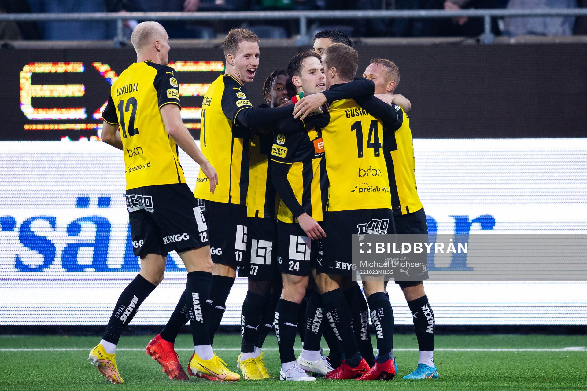 Häckens Lars Olden Larsen jublar med lagkamrater