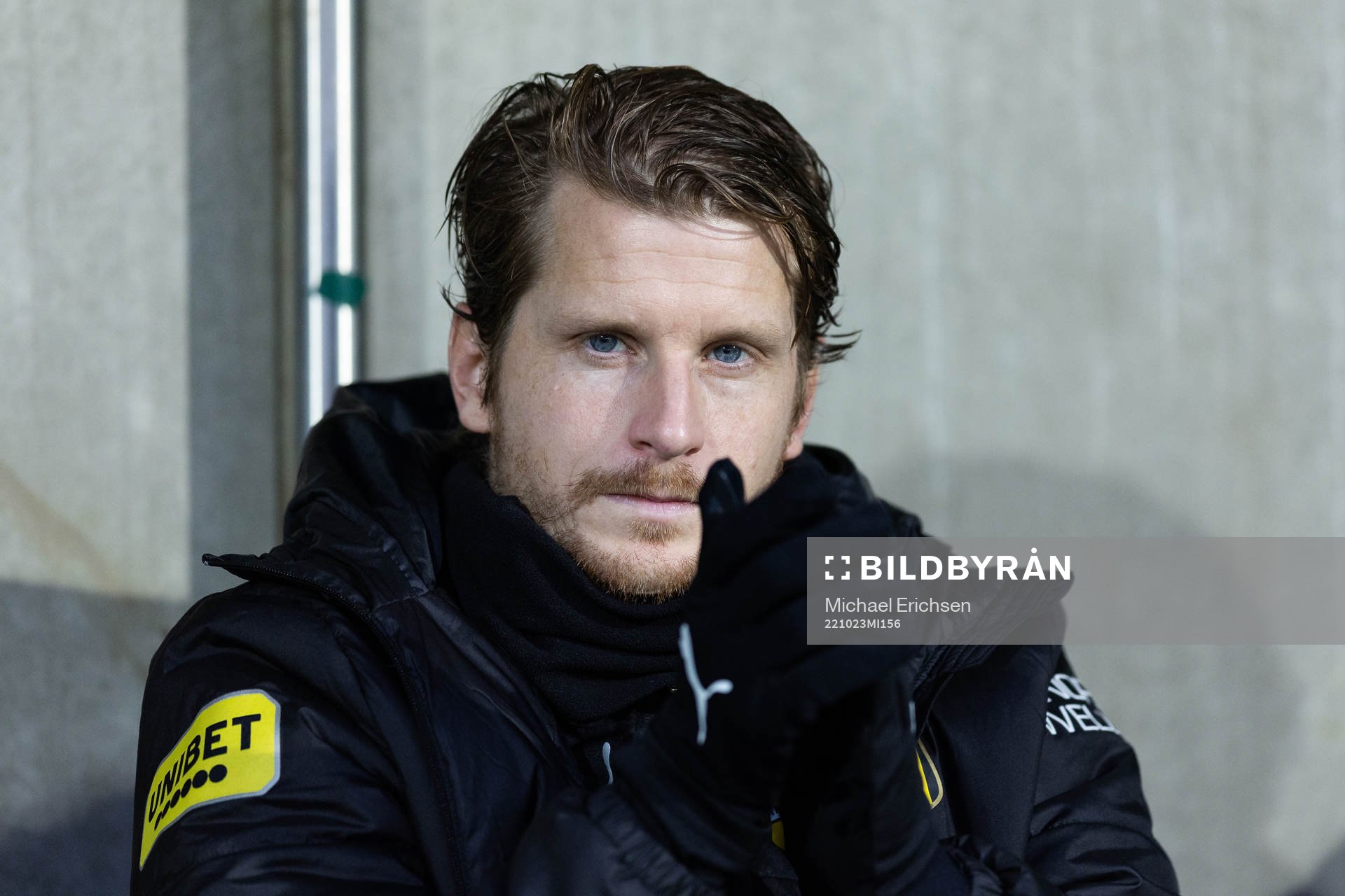 Häckens Erik Friberg på bänken innan  fotbollsmatchen i