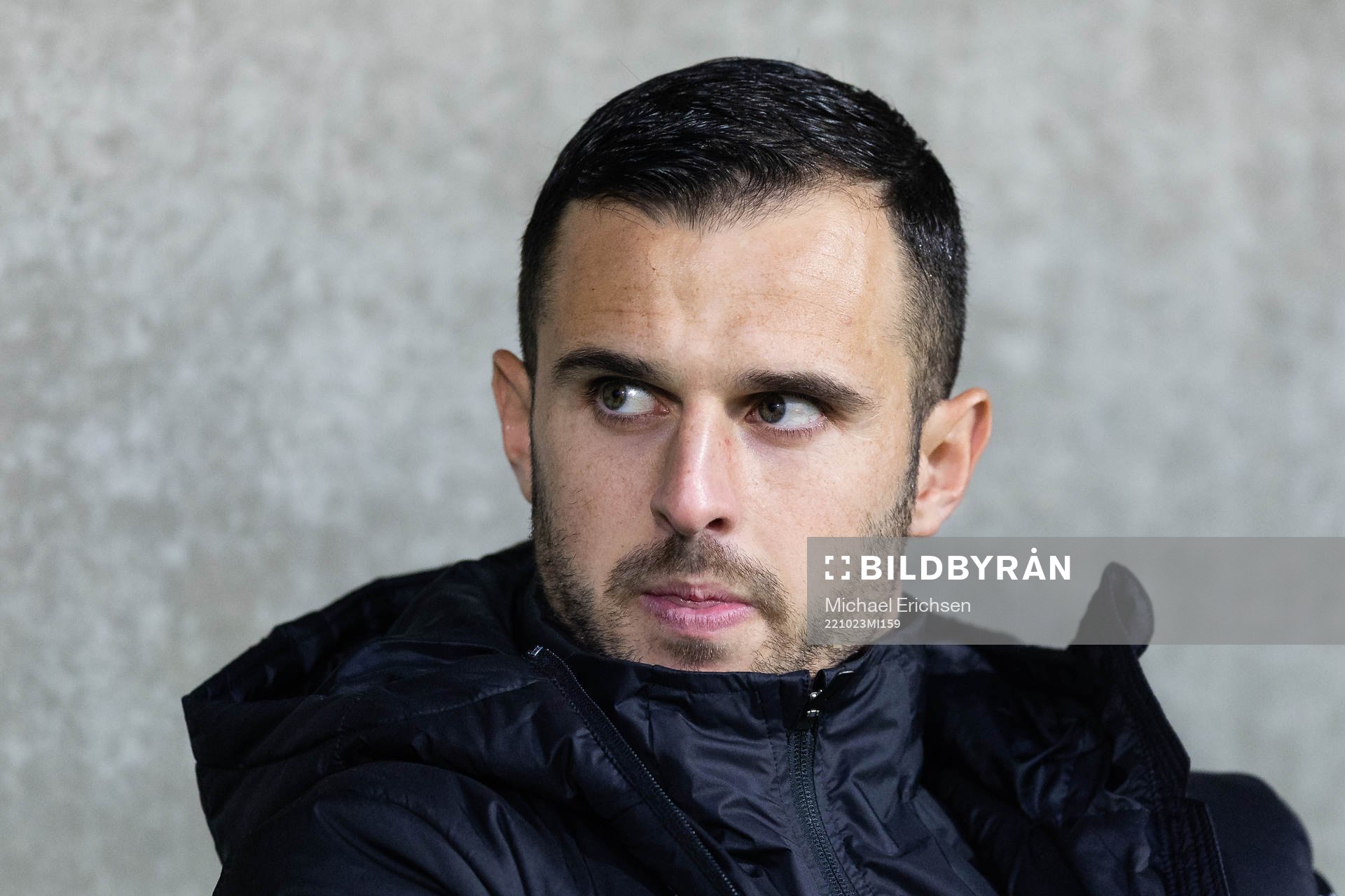 Häckens Kadir Hodzic  på bänken innan  fotbollsmatchen i