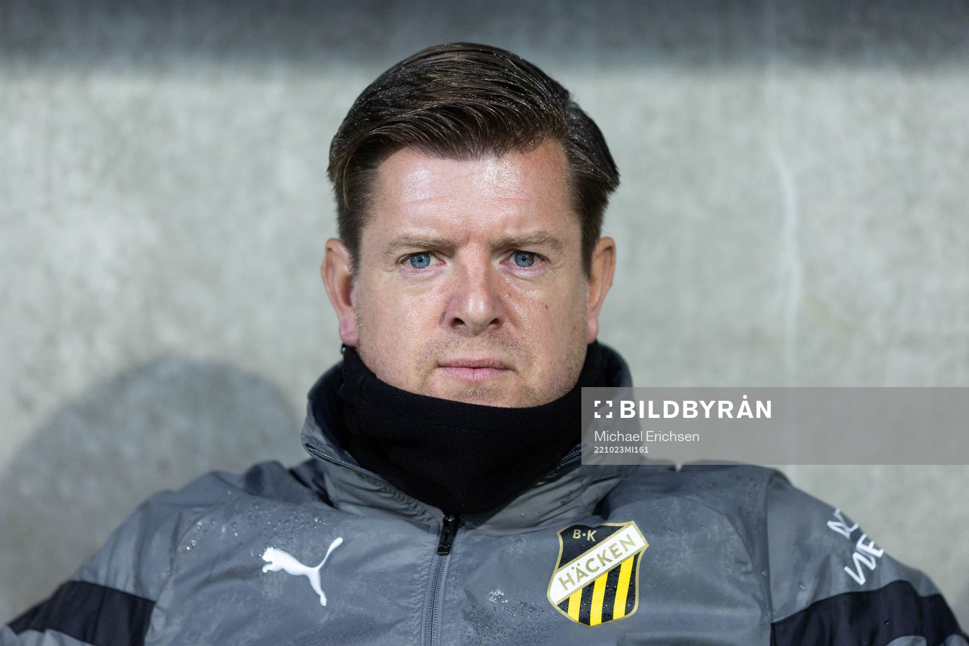 Häckens assisterande tränare Jesper Ljung på bänken