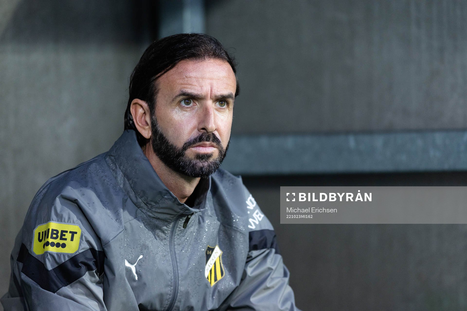 Häckens fystränare Jordi Gonzalez på bänken innan
