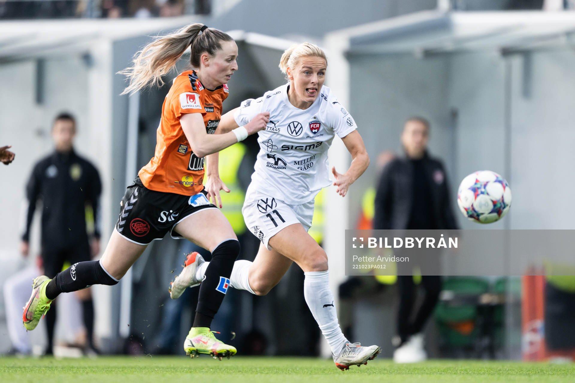 Kristianstads Gabrielle Carle och FC Rosengårds Mimmi