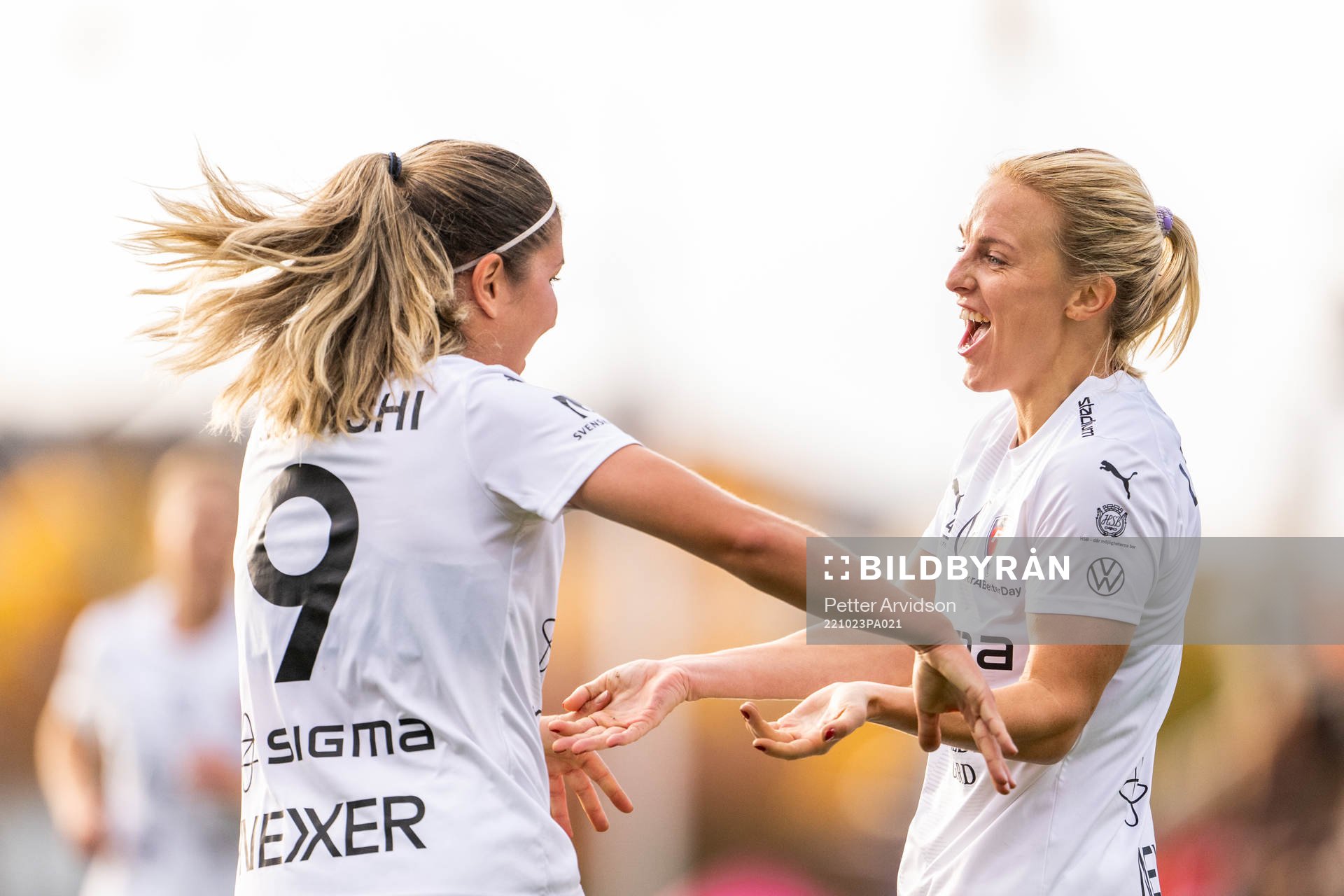 FC Rosengårds Mimmi Larsson jublar med Loreta Kullashi