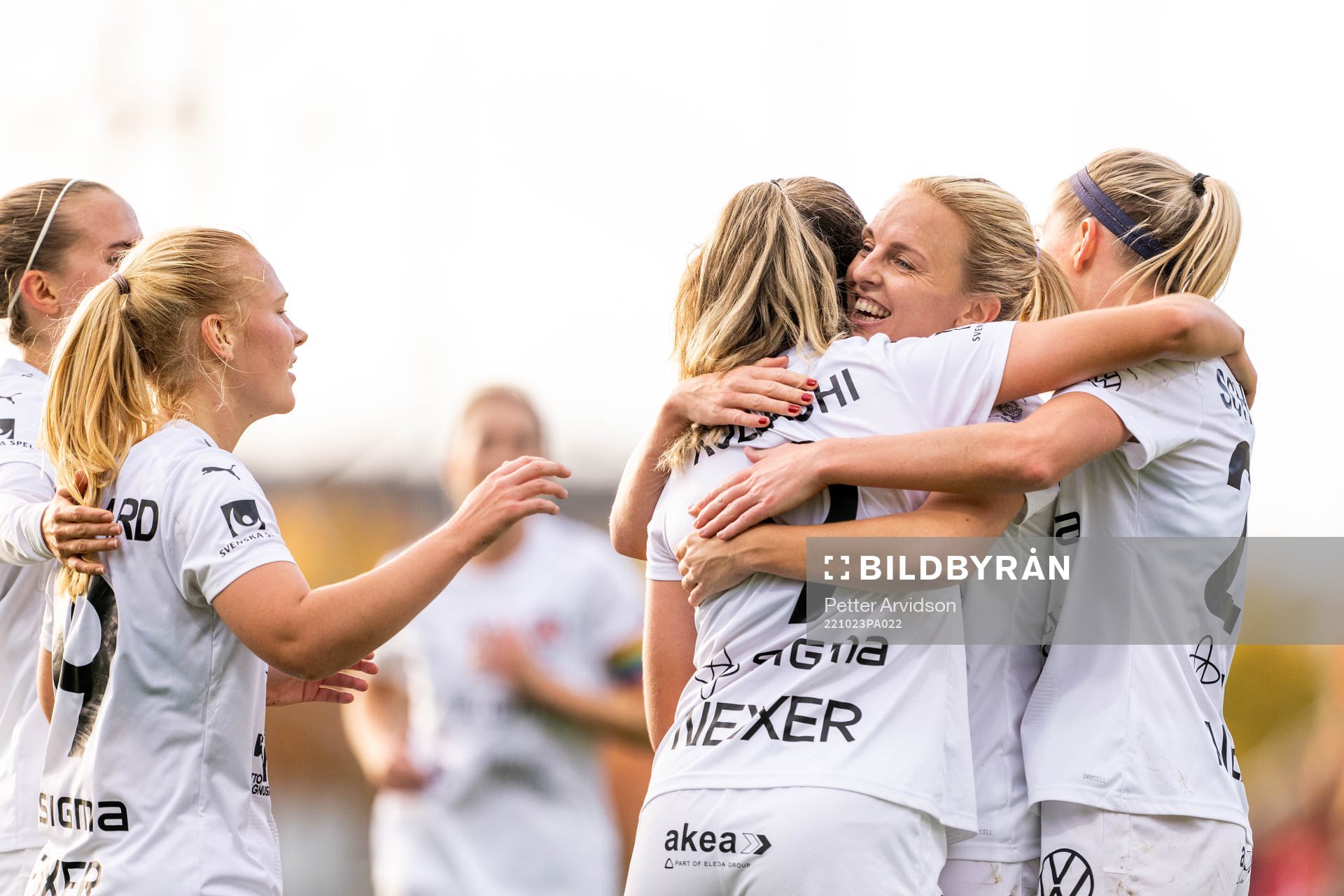 FC Rosengårds Mimmi Larsson jublar med Loreta Kullashi