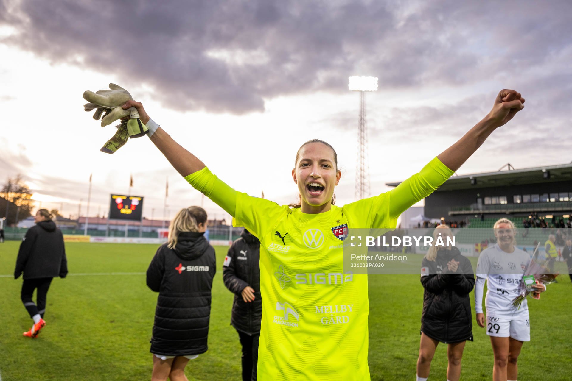 FC Rosengårds målvakt Somea Polozen jublar