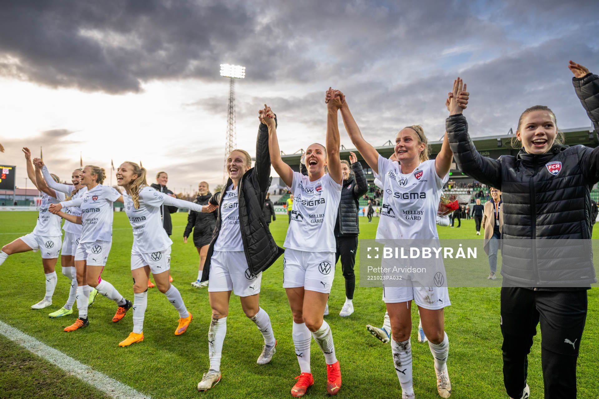 FC Rosengårds spelare jublar