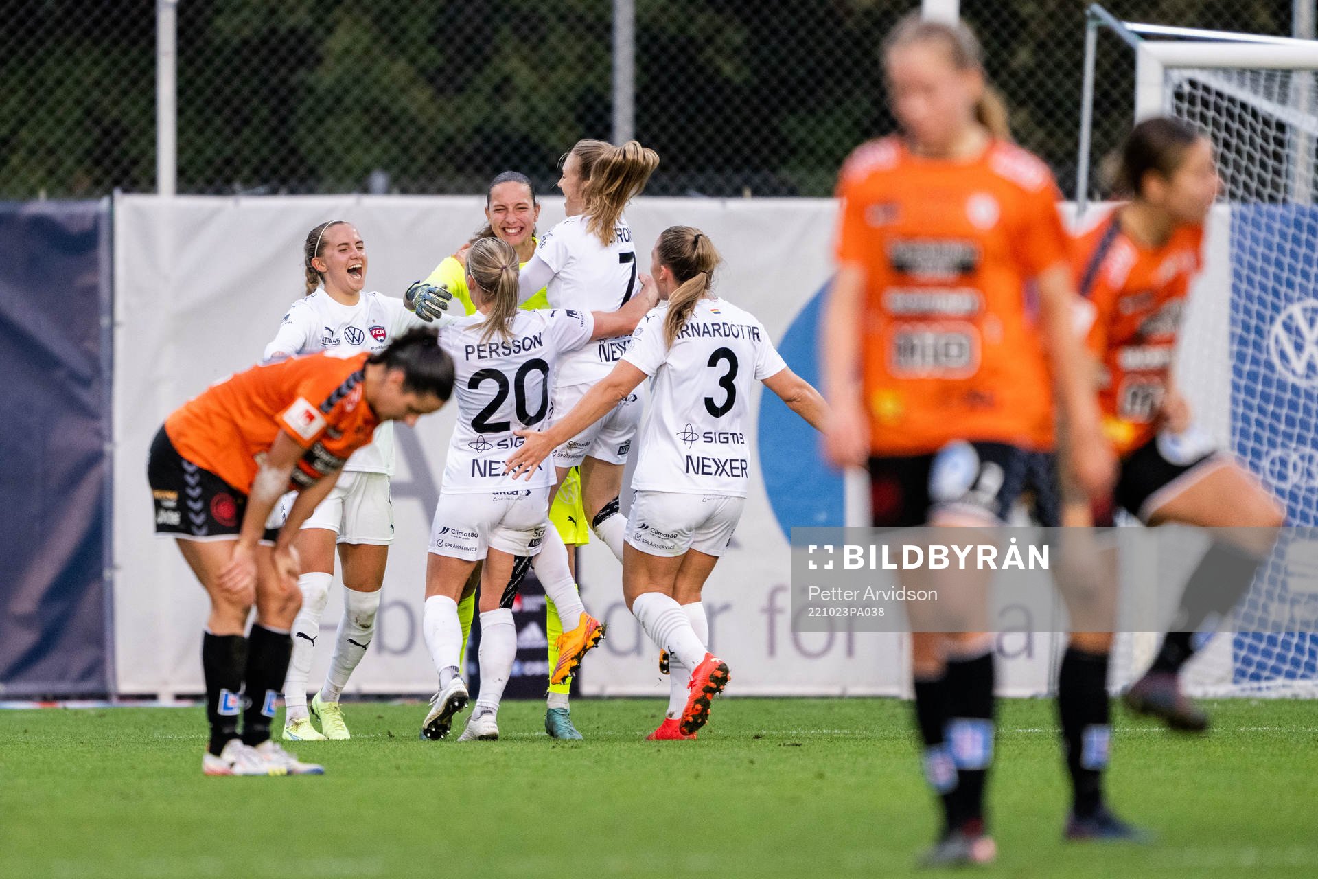FC Rosengårds målvakt Somea Polozen (m) jublar med