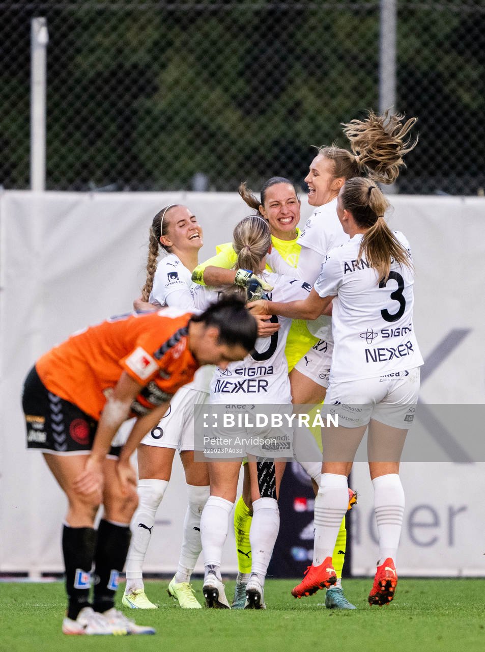 FC Rosengårds målvakt Somea Polozen (m) jublar med
