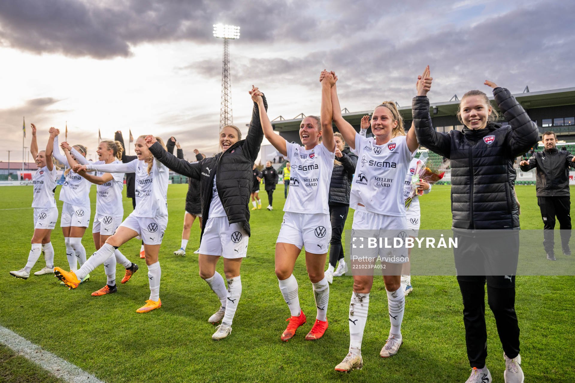 FC Rosengårds spelare med Mimmi Larsson (m) jublar