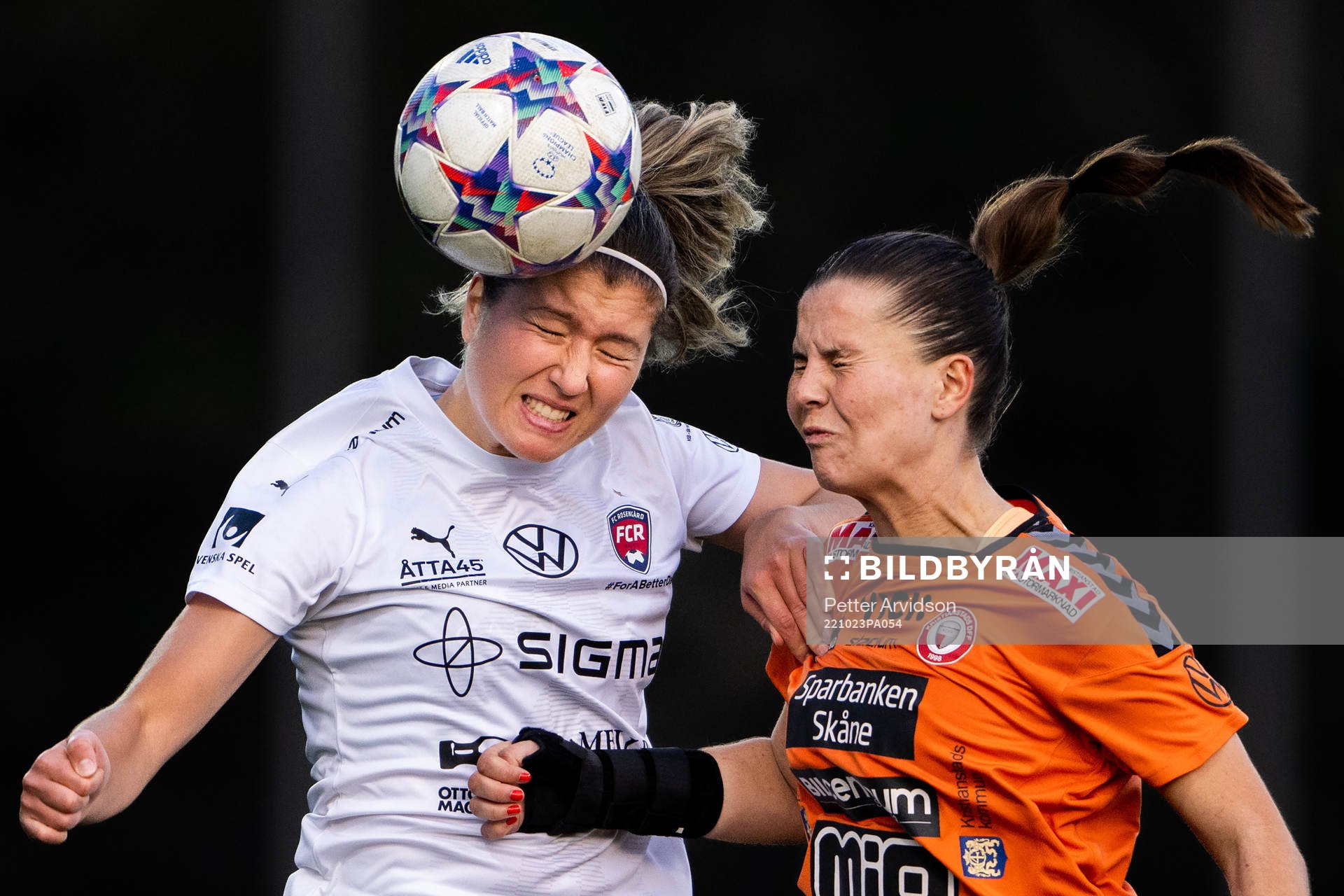 FC Rosengårds Loreta Kullashi i nickduell med Kristianstads Josefin Harrysson under fotbollsmatchen i Damallsvenskan mellan Kristianstad och FC Rosengård den 23 oktober 2022 i Kristianstad.