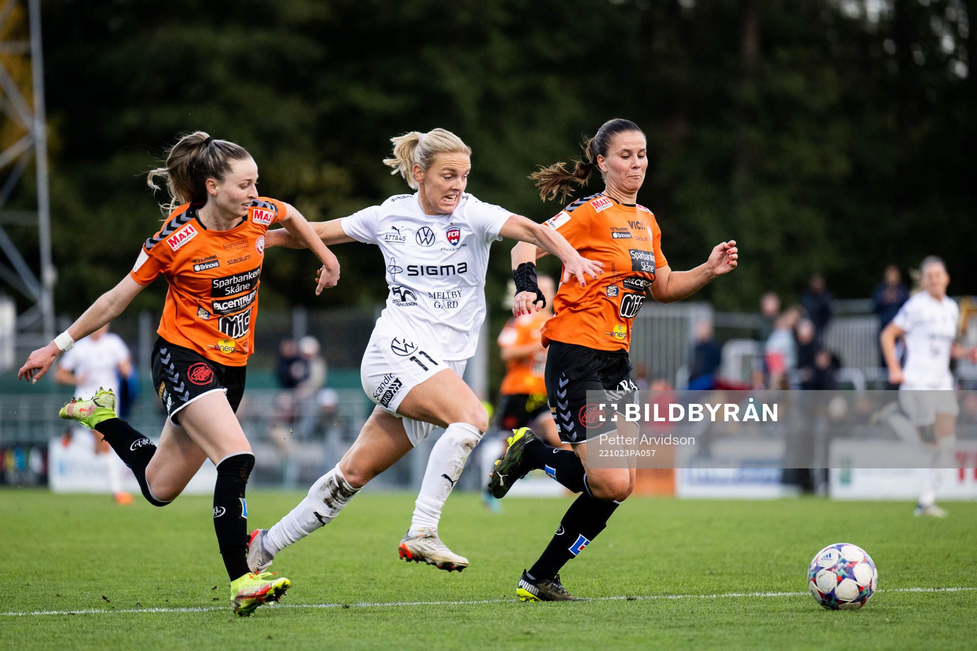 FC Rosengårds Mimmi Larsson i kamp med Kristianstads Gabrielle Carle och Josefin Harrysson under fotbollsmatchen i Damallsvenskan mellan Kristianstad och FC Rosengård den 23 oktober 2022 i Kristianstad.