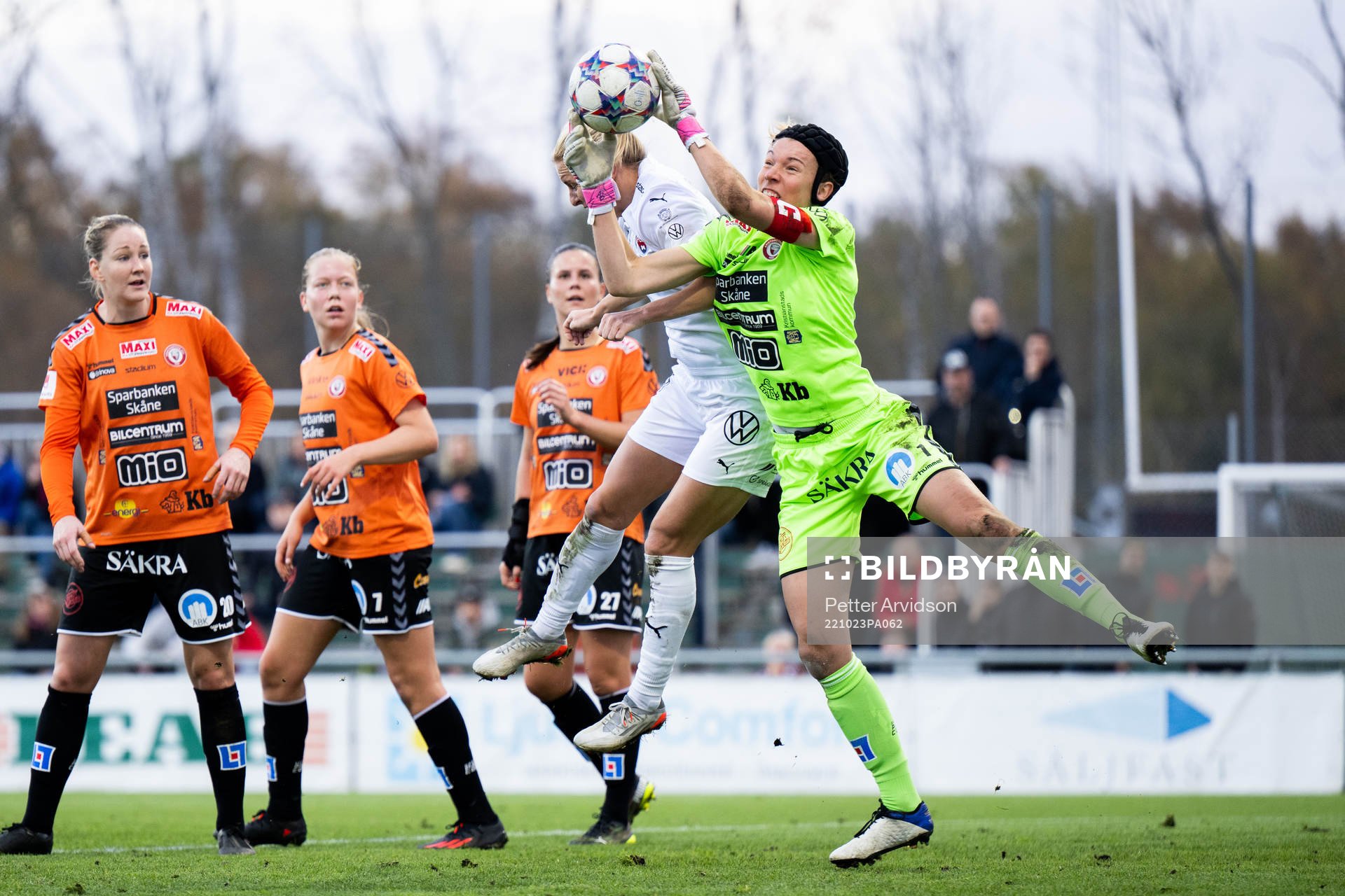 Kristianstads målvakt Melina Loeck fångar bollen framför