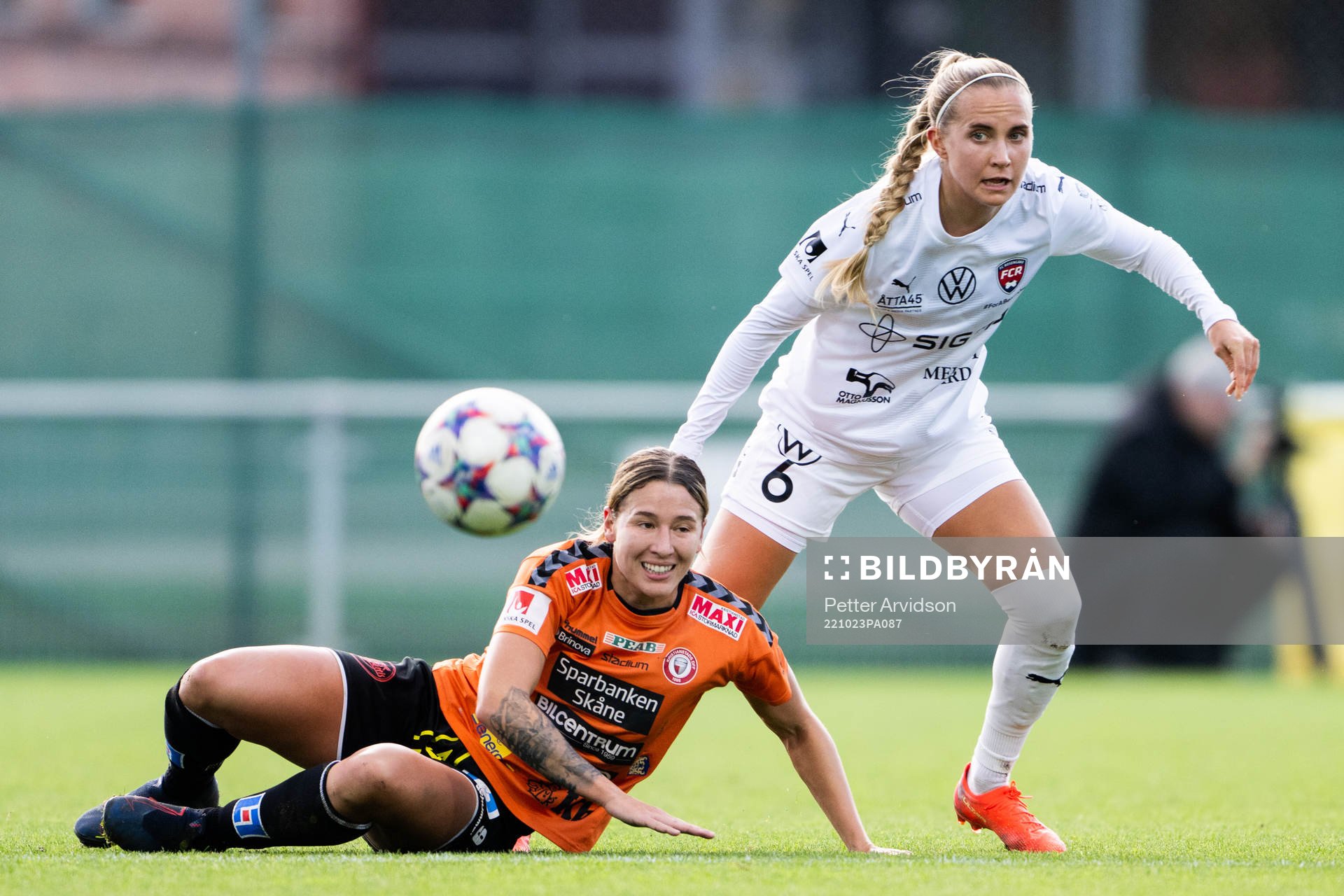 Kristianstads Tabitha Tindell och FC Rosengårds Ria Noora
