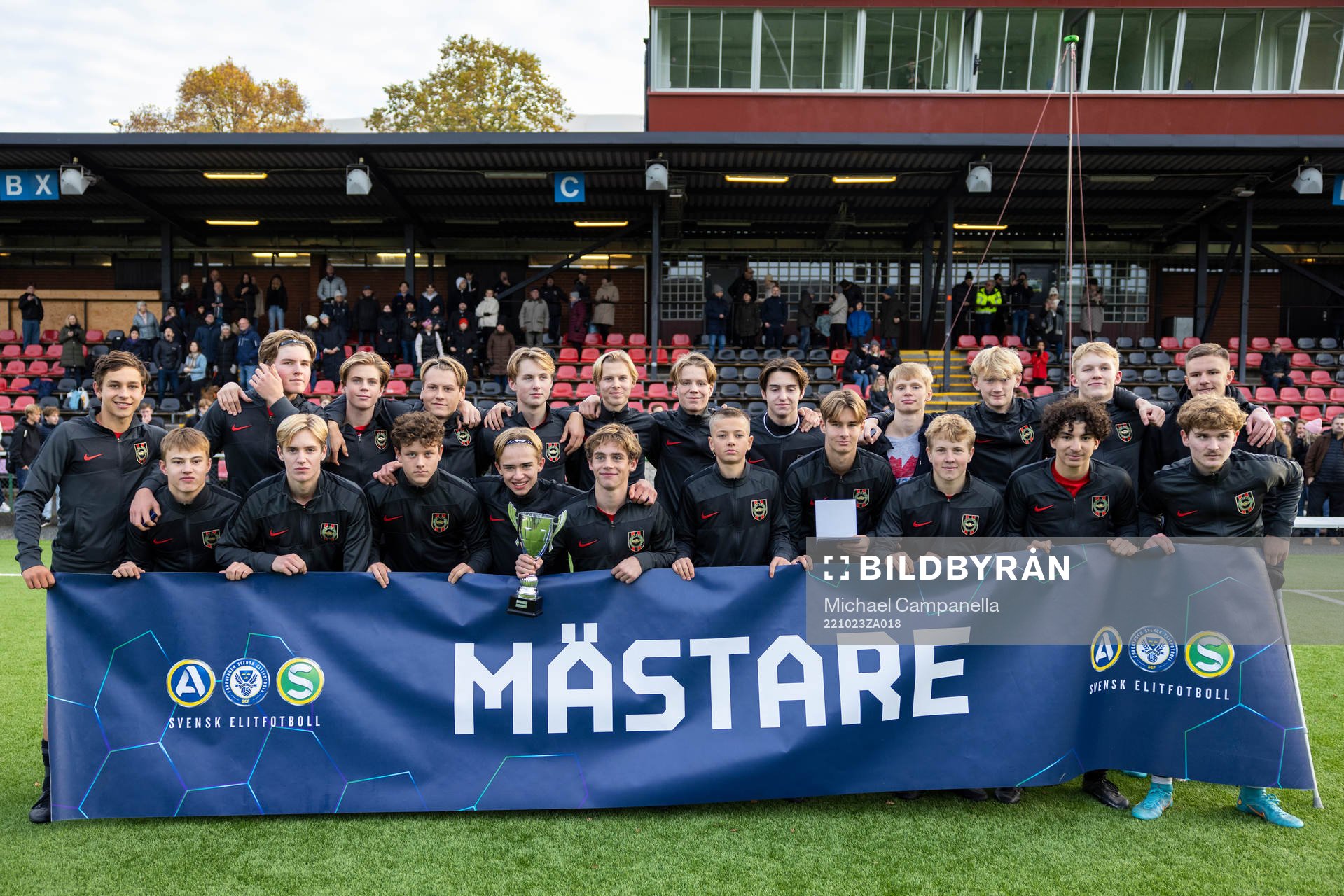 Brommapojkarnas spelare jublar med pokalen