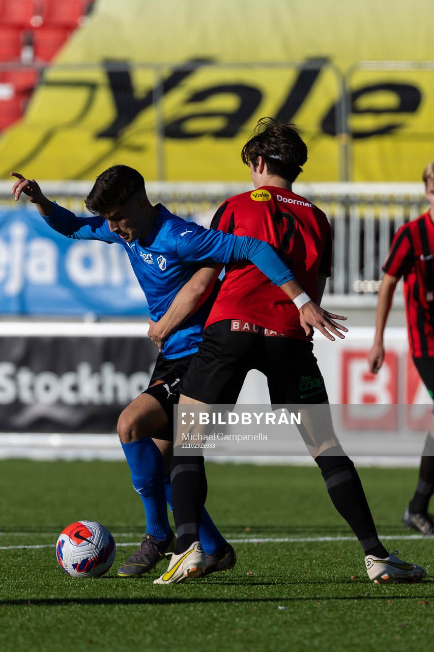 Halmstads Edmond Berisha och Brommapojkarnas Martin Östergren under SM-finalen i P16 mellan Brommapojkarna och Halmstad den 23 oktober 2022 i Stockholm. 