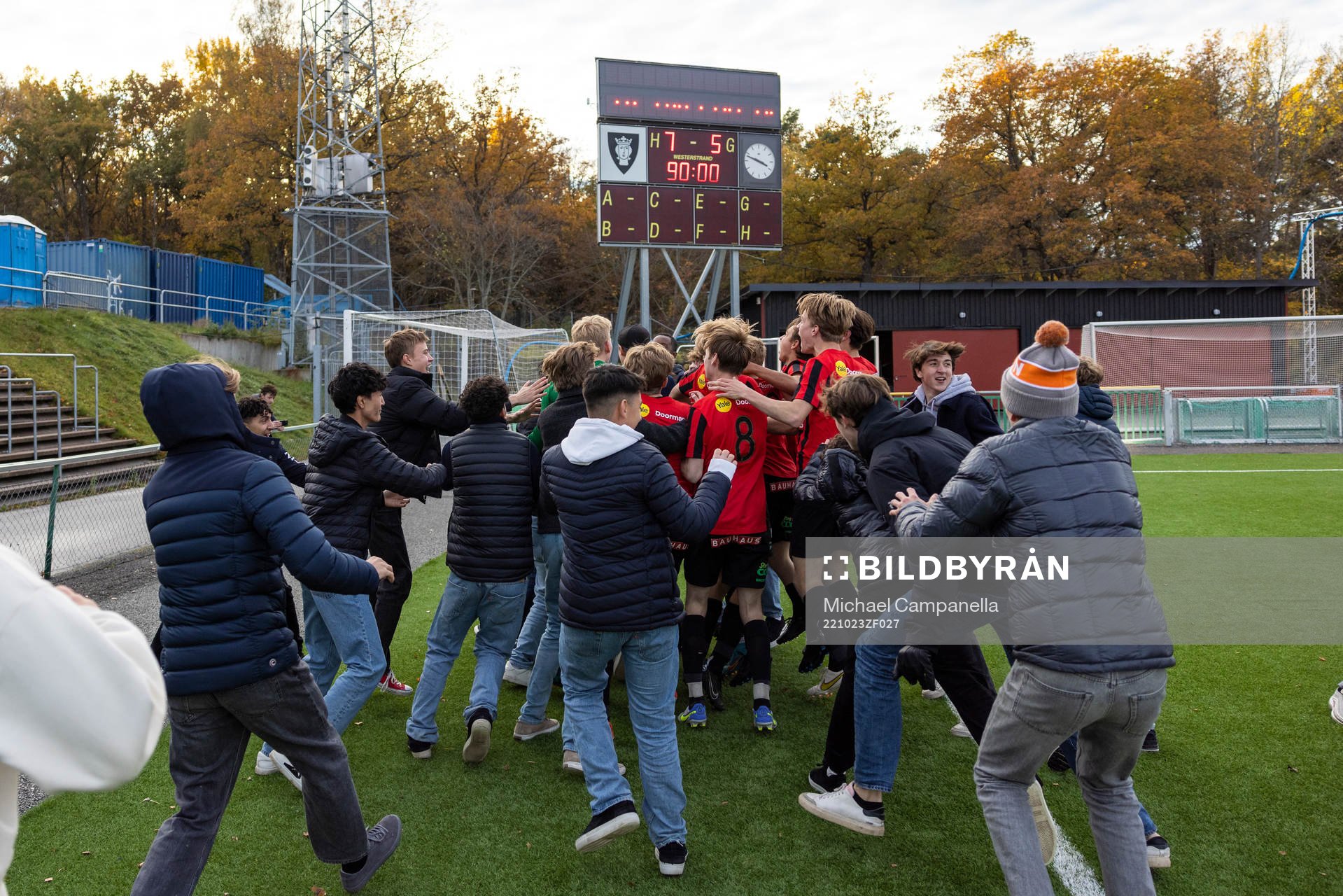 Brommapojkarnas supportrar stormar planen