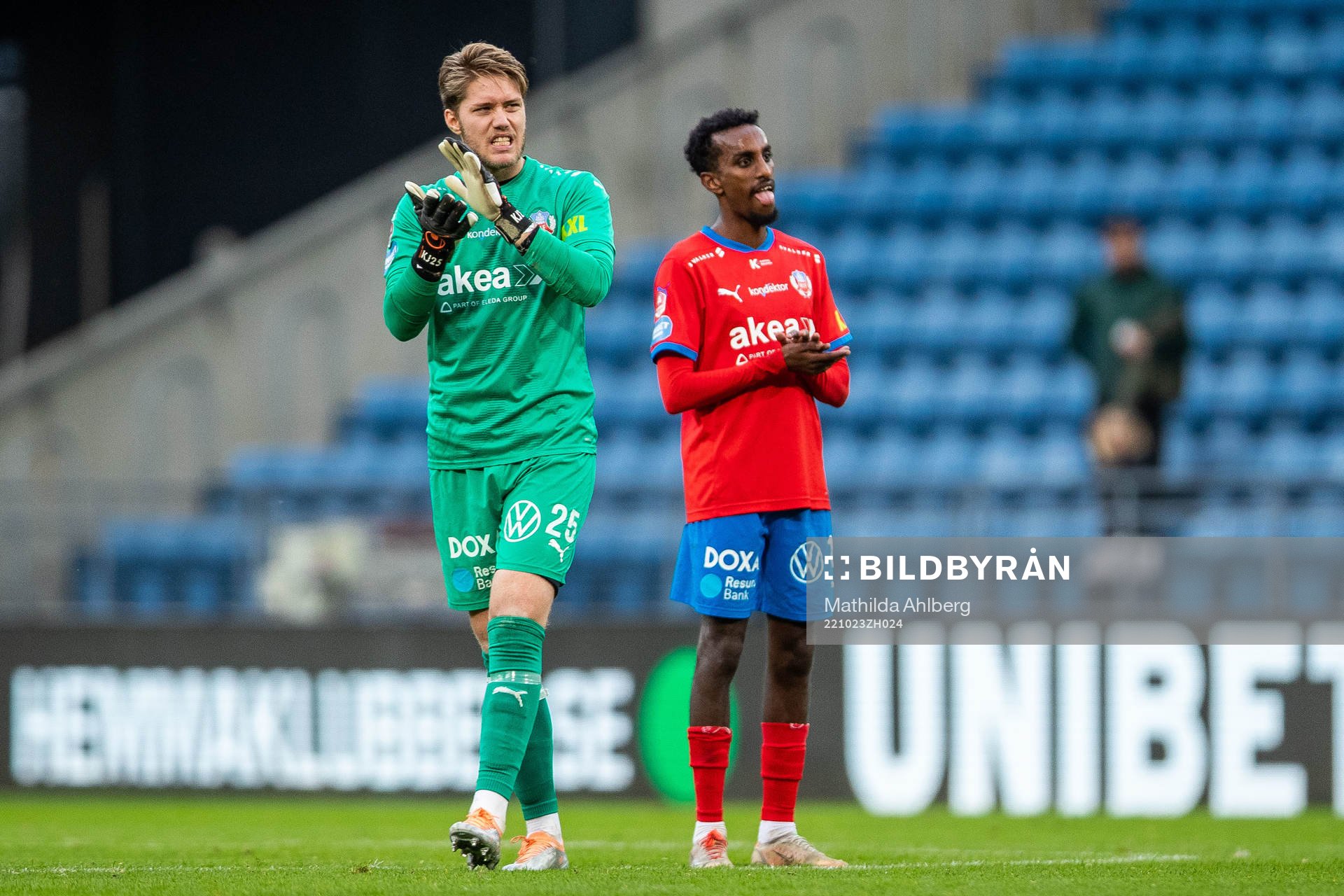 Helsingborgs målvakt Kalle Joelsson och Taha Ali deppar