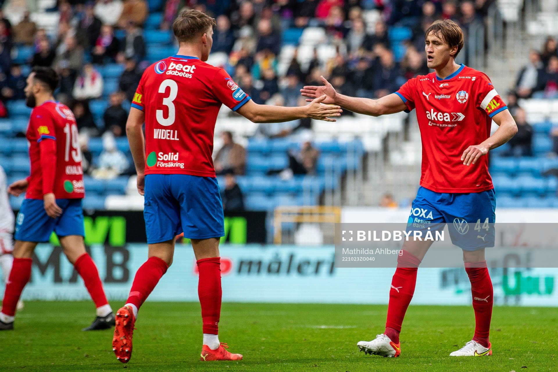 Helsingborgs Casper Widell och Thomas Rogne under fotbollsmatchen i Allsvenskan mellan Helsingborg och Degerfors den 23 oktober 2022 i Helsingborg.