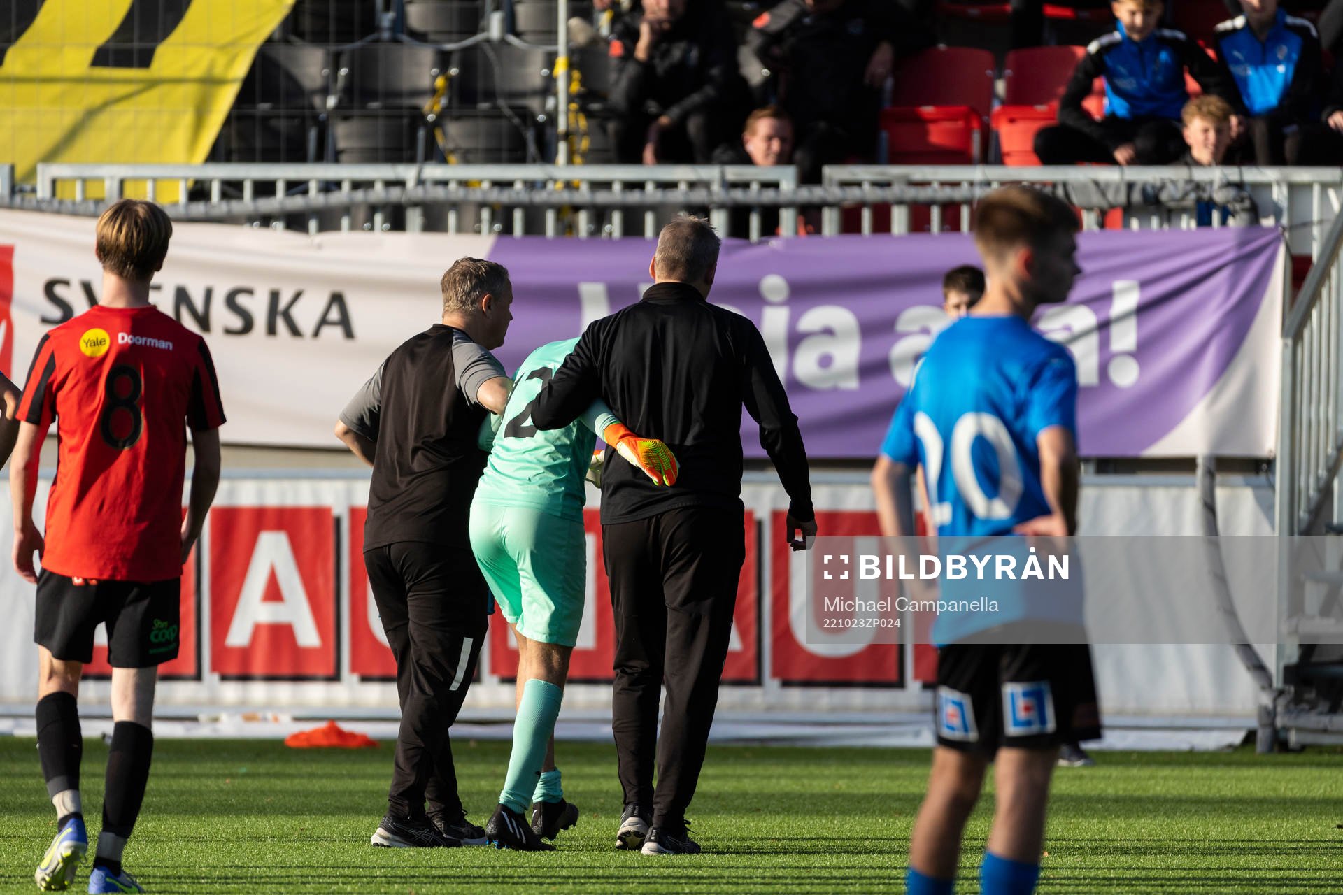 Halmstads målvakt Julian Hallonlöf med skada
