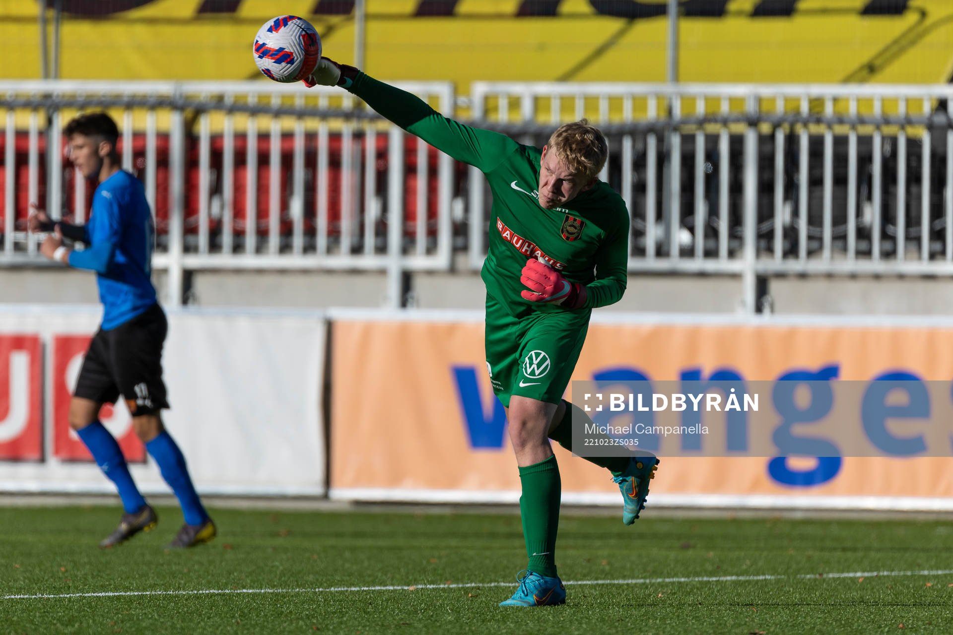 Brommapojkarnas målvakt Rasmus Jansson under SM-finalen i P16 mellan Brommapojkarna och Halmstad den 23 oktober 2022 i Stockholm.