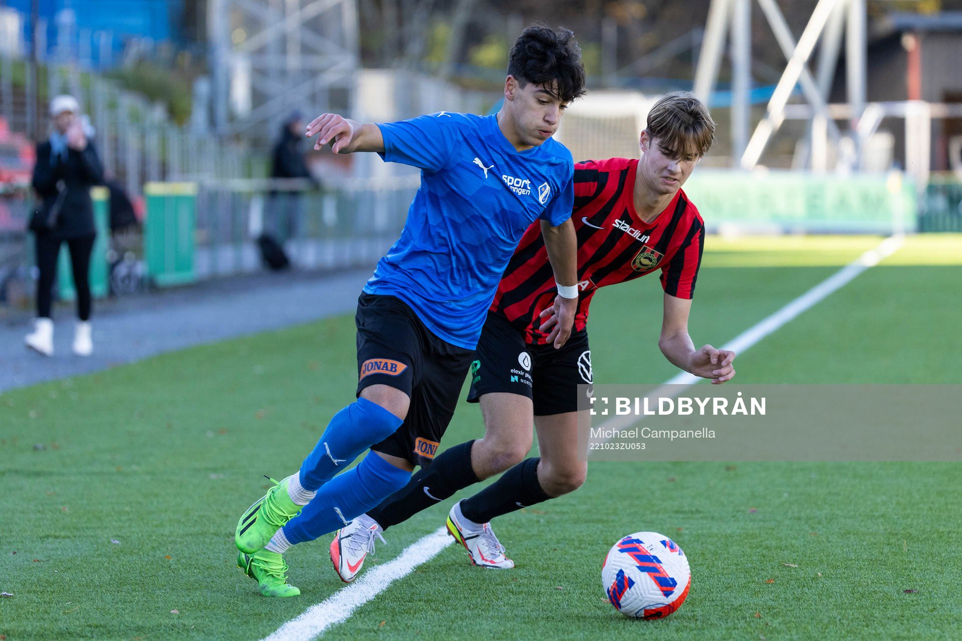 Halmstads Emir El-Kathemi och Brommapojkarnas Martin Östergren under SM-finalen i P16 mellan Brommapojkarna och Halmstad den 23 oktober 2022 i Stockholm.