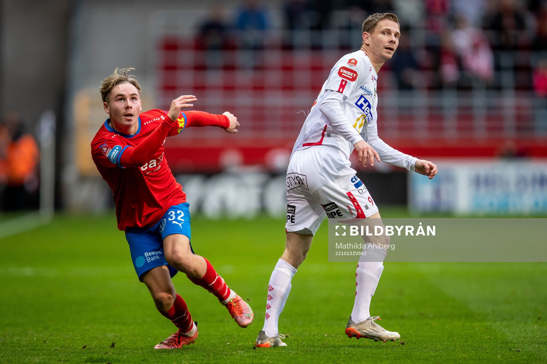 Helsingborgs Simon Bengtsson och Degerfors Johan Bertilsson under fotbollsmatchen i Allsvenskan mellan Helsingborg och Degerfors den 23 oktober 2022 i Helsingborg.