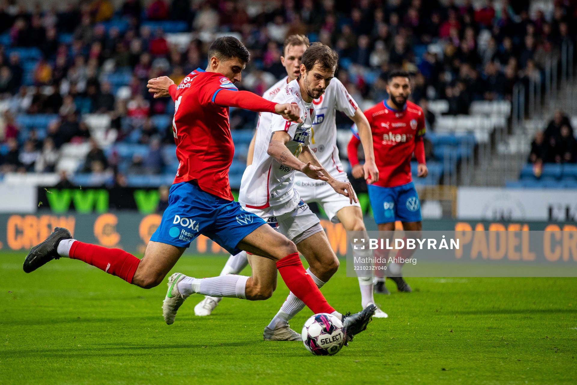Helsingborgs Amar Muhsin och Degerfors Sebastian Ohlsson under fotbollsmatchen i Allsvenskan mellan Helsingborg och Degerfors den 23 oktober 2022 i Helsingborg. 