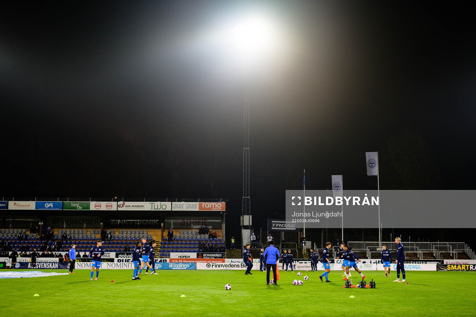 Värnamos spelare värmer upp före fotbollsmatchen i