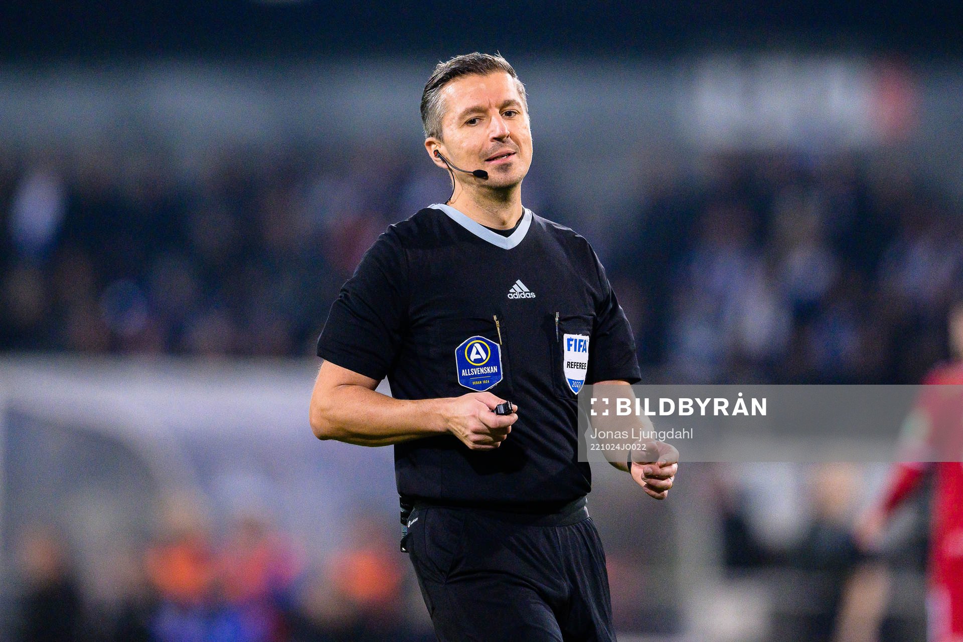 Domare Bojan Pandzic under fotbollsmatchen i Allsvenskan mellan Värnamo och IFK Norrköping den 24 oktober 2022 i Värnamo. 