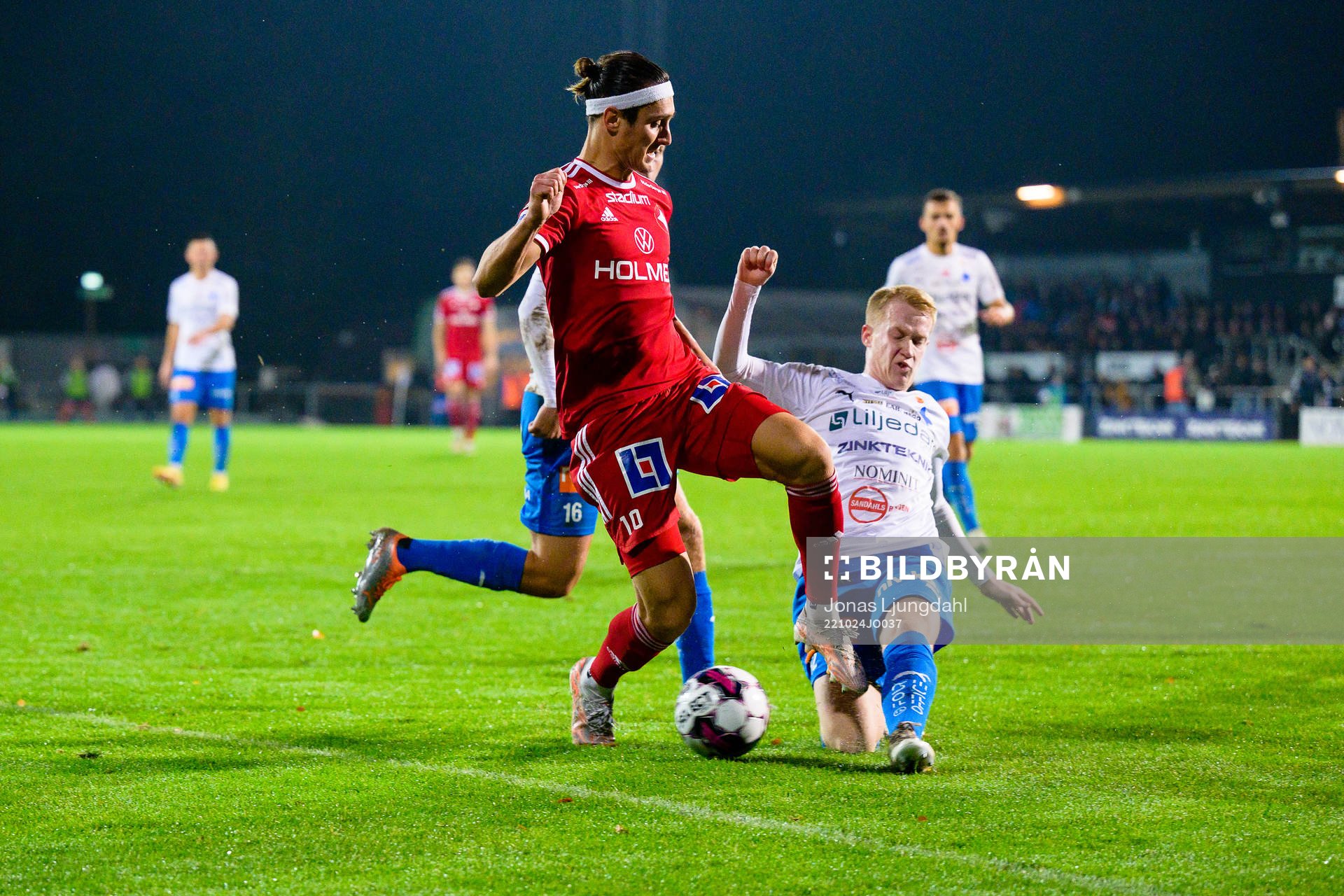 IFK Norrköpings Jonathan Levi och Värnamos David Edvardsson under fotbollsmatchen i Allsvenskan mellan Värnamo och IFK Norrköping den 24 oktober 2022 i Värnamo.