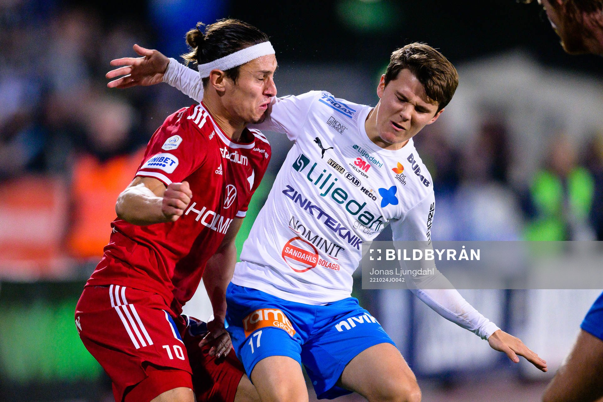 IFK Norrköpings Jonathan Levi i kamp med Värnamos Jesper Dickman under fotbollsmatchen i Allsvenskan mellan Värnamo och IFK Norrköping den 24 oktober 2022 i Värnamo.