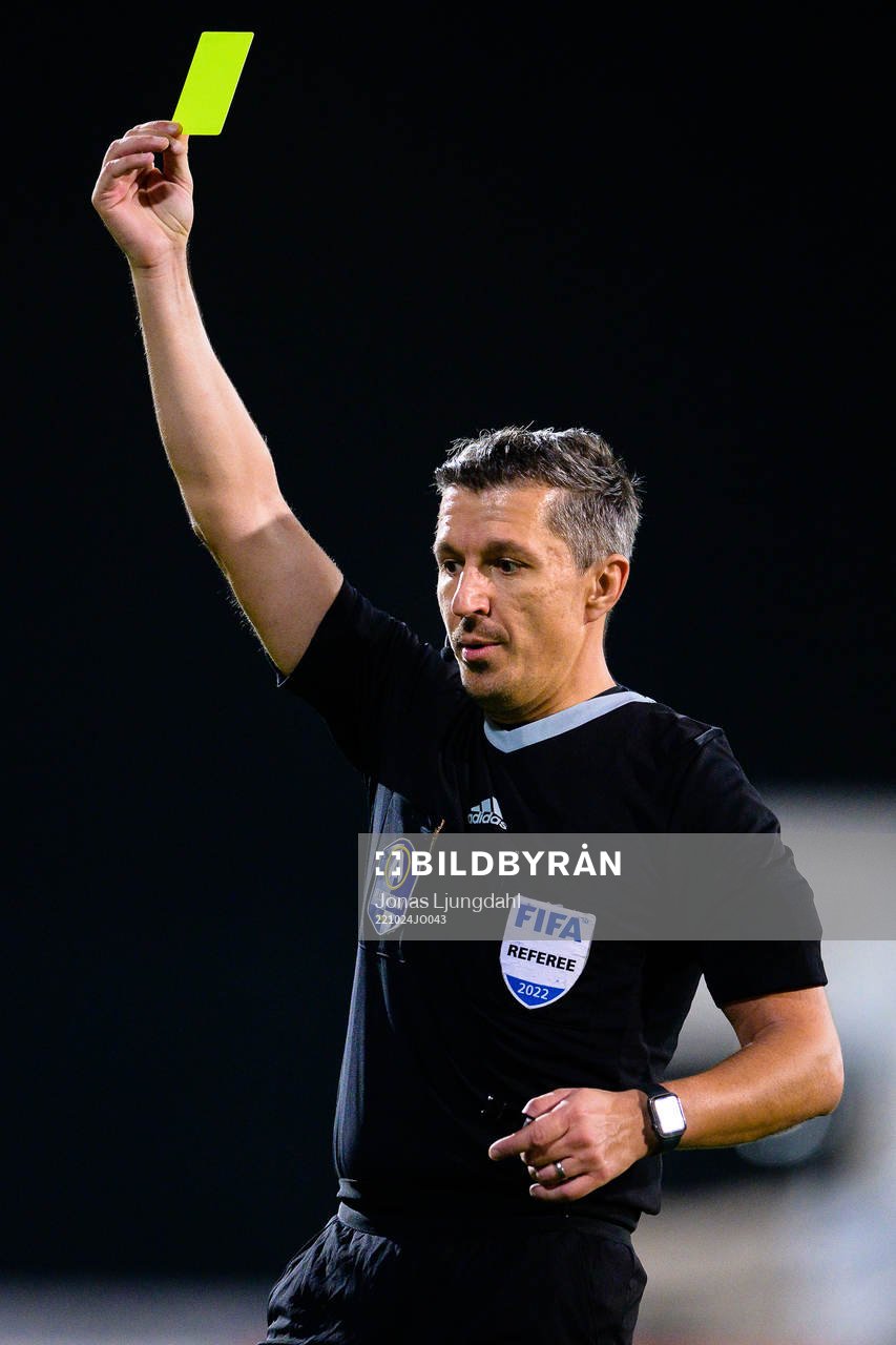 Domare Bojan Pandzic delar ut ett gult kort