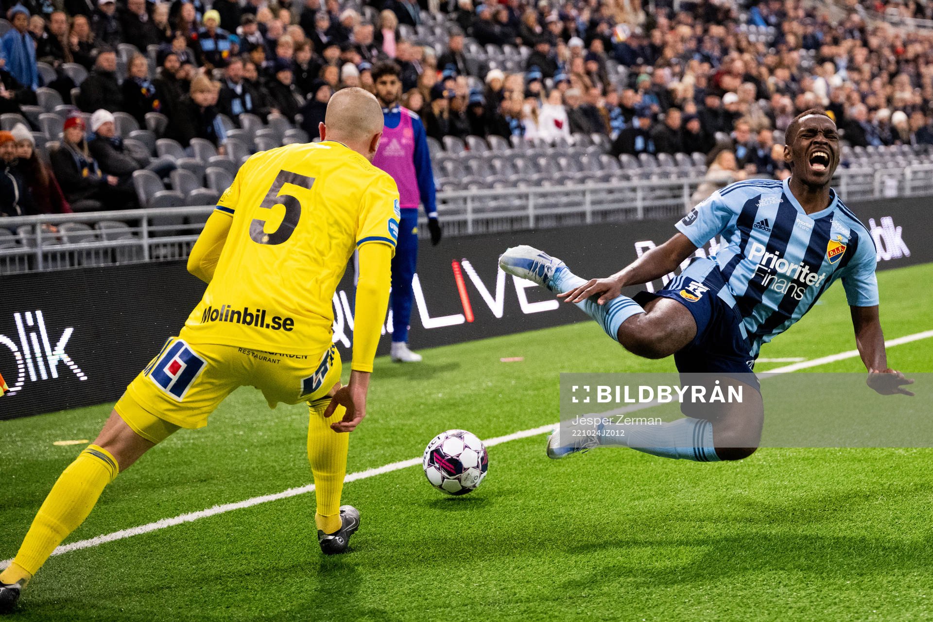 GIF Sundsvalls Dennis Olsson och Djurgårdens Joel Asoro under fotbollsmatchen i Allsvenskan mellan Djurgården och GIF Sundsvall den 24 oktober 2022 i Stockholm.