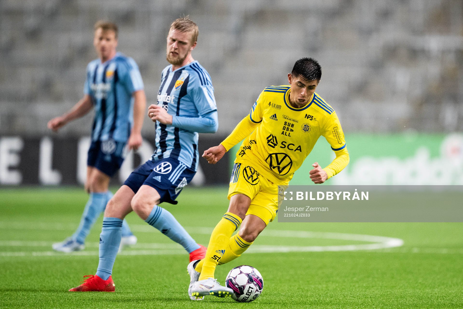 Djurgårdens Kalle Holmberg och GIF Sundsvalls Joe Corona