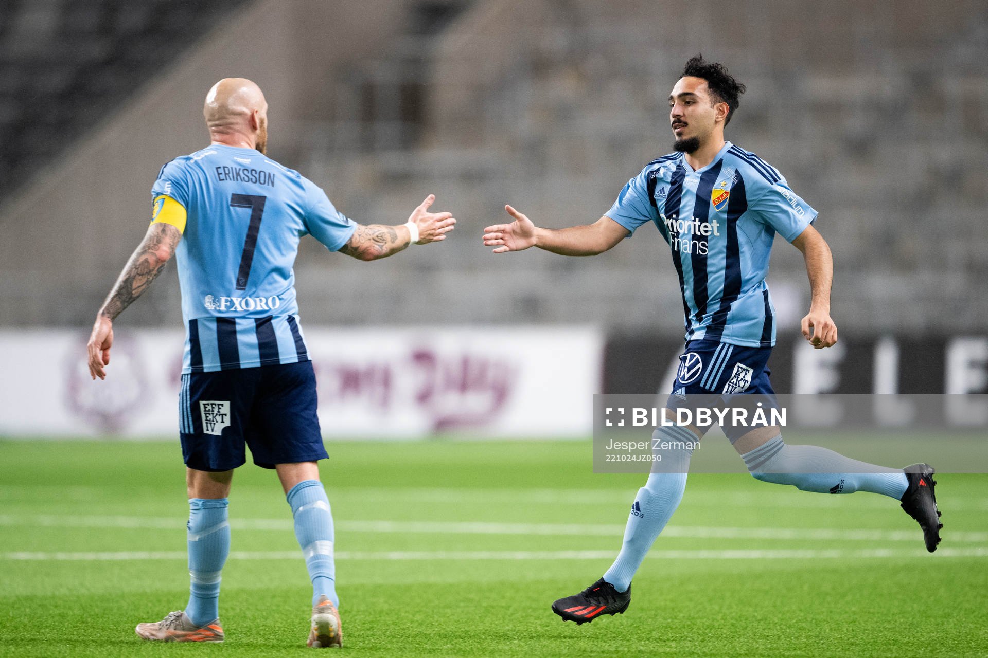 Djurgårdens Magnus Eriksson och Alexandros Garcia Tsotidis under fotbollsmatchen i Allsvenskan mellan Djurgården och GIF Sundsvall den 24 oktober 2022 i Stockholm.